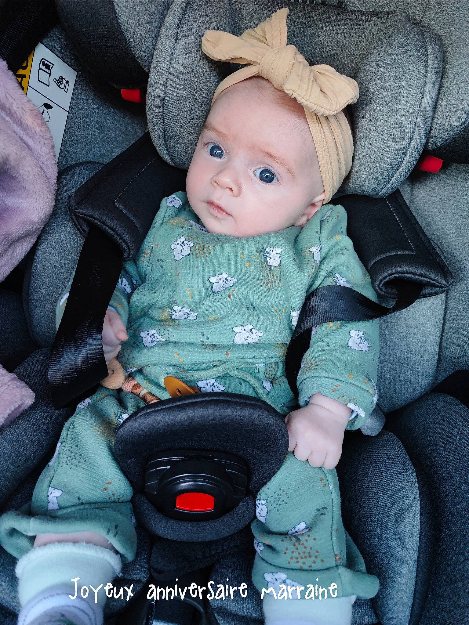 Maevy a rejoint le concours — aidez-le/la à gagner de superbes lots ! auto_part, baby, baby_carriage, baby_products, baby_safety, baby_toddler_clothing, black, cap, car_seat, cheek, child, comfort, cool, doll, lap, pattern, person, product, sitting, textile