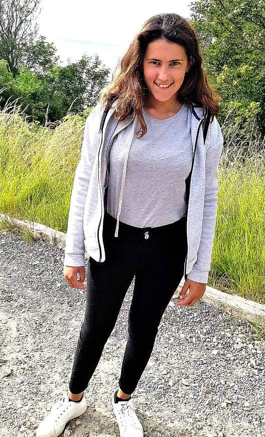 Ahines participe au concours pour gagner de l'argent avec cette photo : blazer, cool, denim, flash_photography, jewellery, joy, knee, lip, neck, pattern, person, plant, shoulder, sky, sleeve, smile, sportswear, street_fashion, t_shirt, thigh