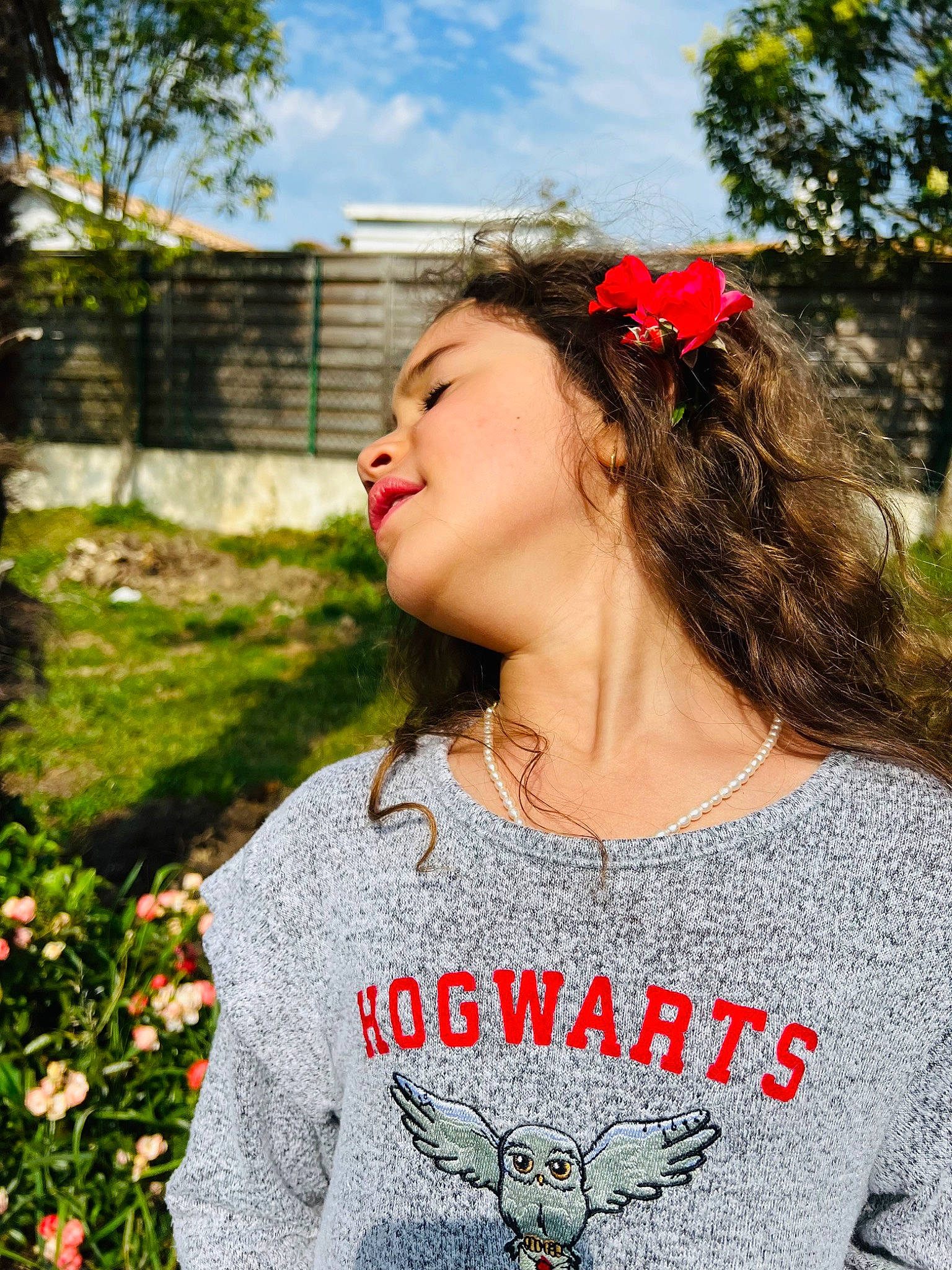 Ryhana participe au concours pour gagner de l'argent avec cette photo : botany, cool, facial_expression, fashion, flower, grass, hairstyle, happy, leaf, leisure, lip, neck, person, pink, plant, red, shoulder, sky, sleeve, street_fashion