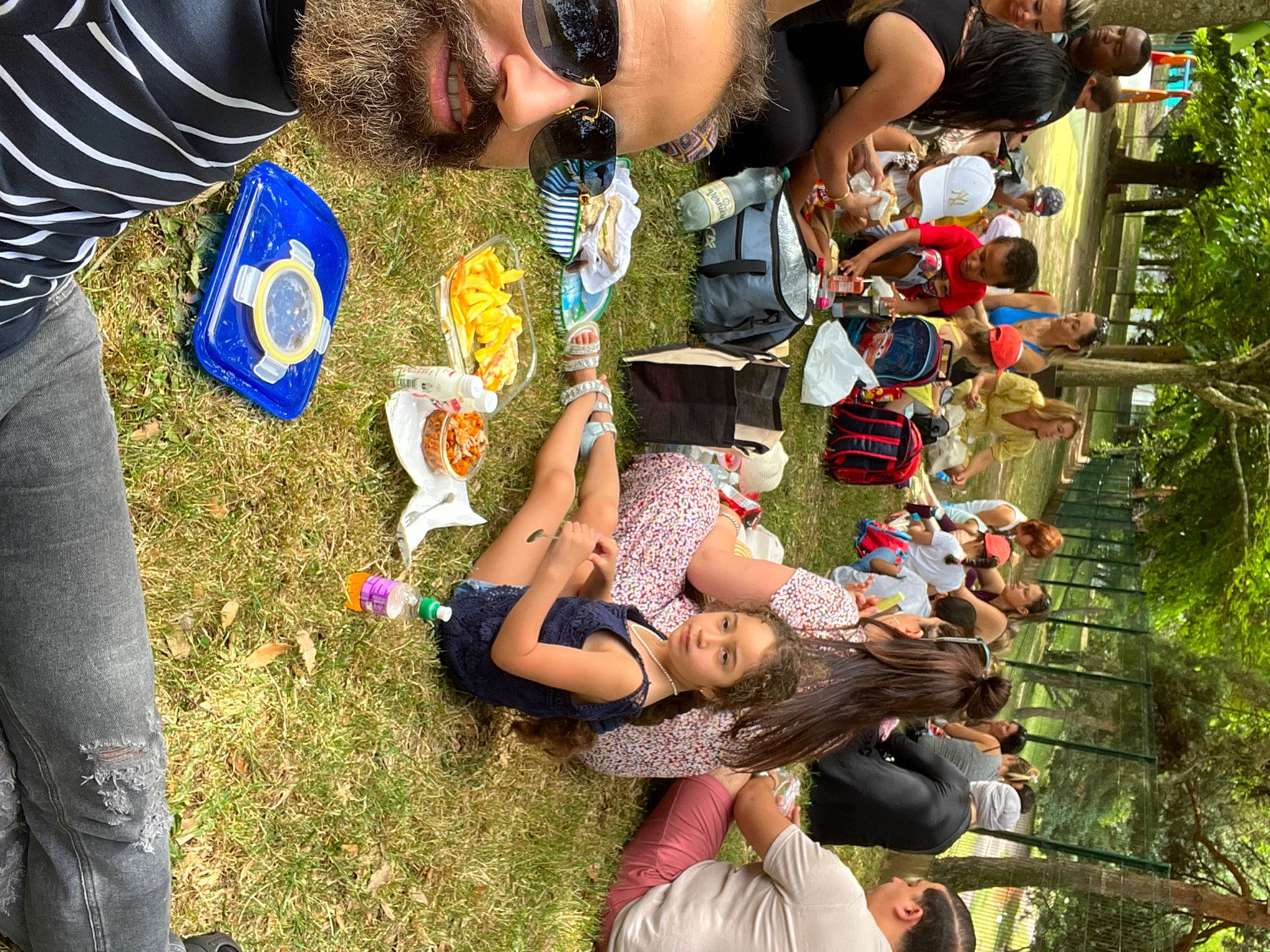 Ryhana a rejoint le concours — aidez-le/la à gagner de superbes lots ! beard, eyewear, friendship, fun, grass, happy, hat, leisure, people_in_nature, person, photograph, plant, recreation, shorts, snapshot, social_group, summer, sunglasses, t_shirt, tree