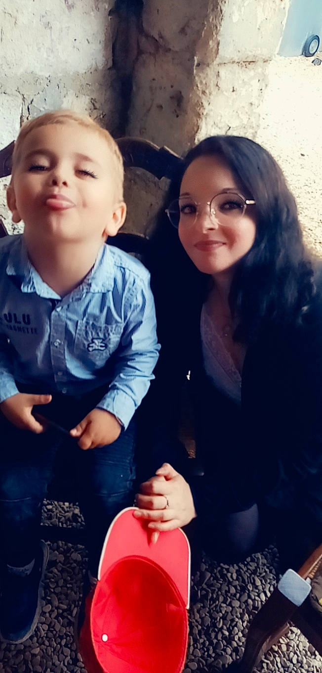 Lenzo participe au concours pour gagner de l'argent avec cette photo : black_hair, child, cloud, cool, face, family, friendship, fun, happy, joy, love, people, person, photography, play, selfie, sibling, smile, toddler