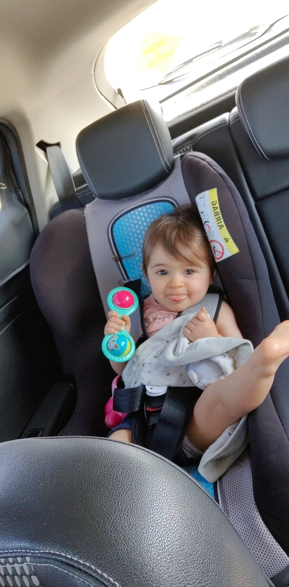 Roxane a rejoint le concours — aidez-le/la à gagner de superbes lots ! auto_part, automotive_design, automotive_exterior, car, car_seat, car_seat_cover, comfort, family_car, head_restraint, mode_of_transport, motor_vehicle, person, personal_luxury_car, seat_belt, smile, steering_part, steering_wheel, thumb, toddler, vehicle