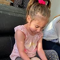 Abbygaelle a rejoint le concours — aidez-le/la à gagner de superbes lots ! baby, baby_toddler_clothing, blond, cheek, child, ear, fun, grass, hair, happy, human_leg, knee, neck, person, sharing, sitting, sleeve, smile, t_shirt, thigh