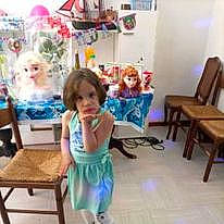 Abbygaelle a rejoint le concours — aidez-le/la à gagner de superbes lots ! art, baby, building, chair, child, event, flooring, fun, hardwood, home, house, kindergarten, leisure, living_room, person, play, room, sharing, t_shirt, table