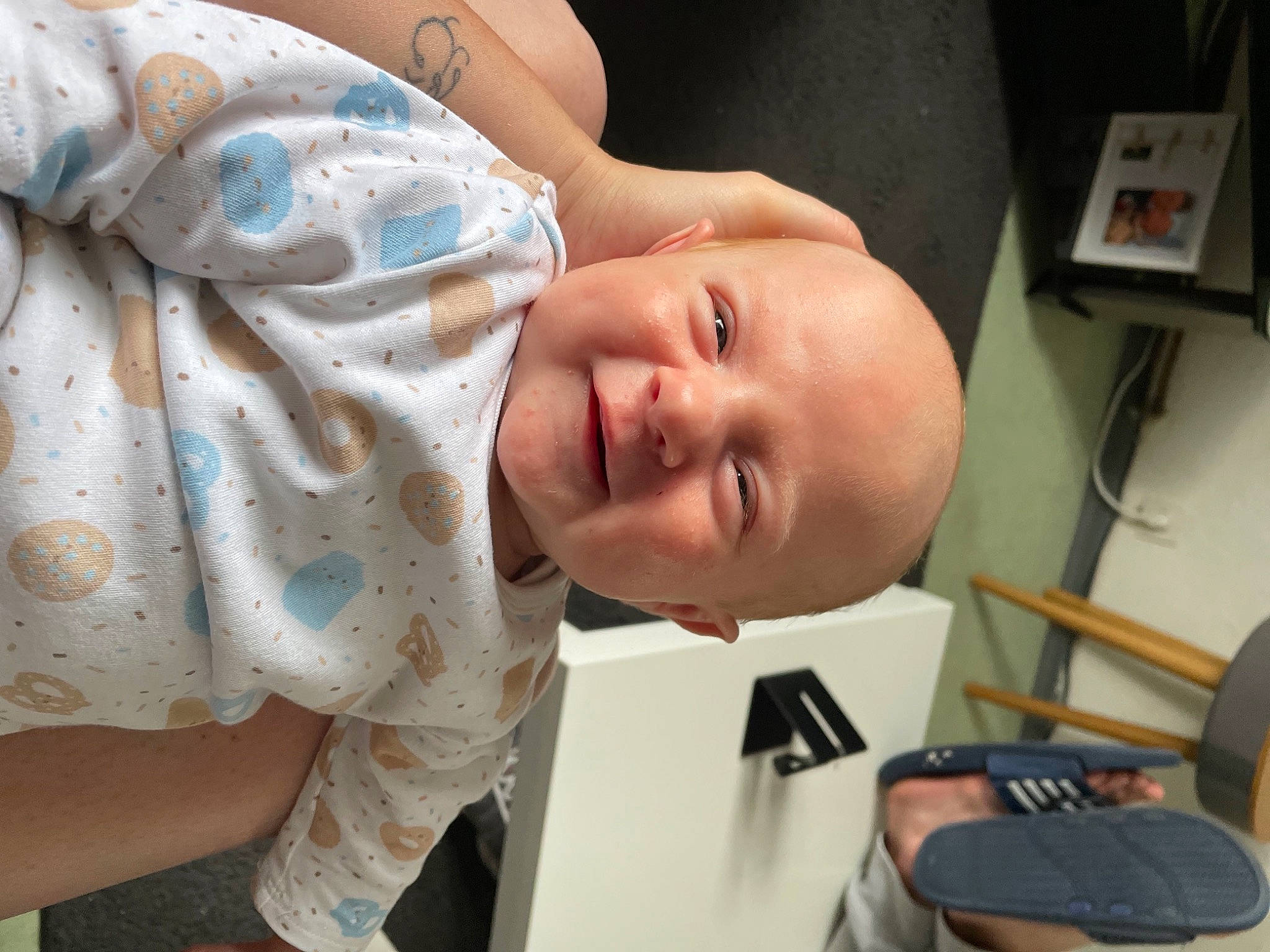 Nino participe au concours pour gagner de l'argent avec cette photo : baby, baby_laughing, baby_products, baby_toddler_clothing, cheek, comfort, happy, human_body, laugh, lip, mouth, neck, nose, pattern, person, picture_frame, room, skin, sleeve, smile