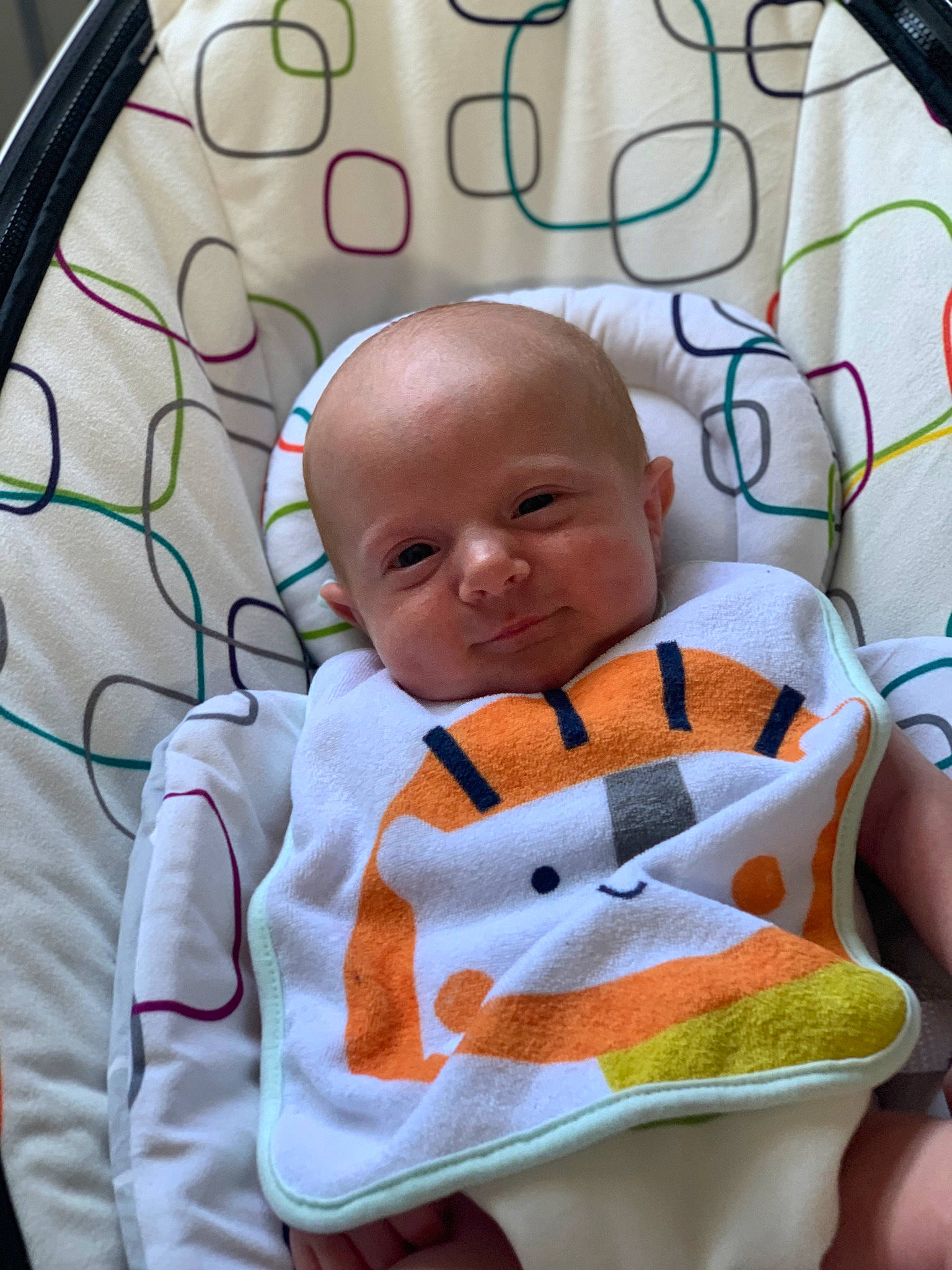 Nino a rejoint le concours — aidez-le/la à gagner de superbes lots ! baby, baby_products, baby_toddler_clothing, cheek, child, comfort, facial_expression, happy, linens, mammal, mouth, pattern, person, room, sitting, skin, sleeve, smile, textile, toddler