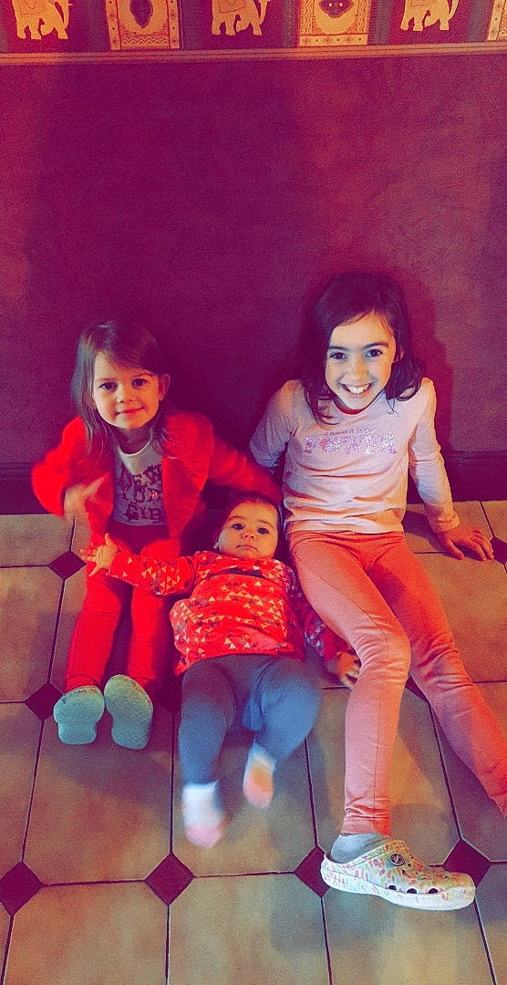 Gaelle participe au concours pour gagner de l'argent avec cette photo : child, daughter, family, fun, joy, magenta, person, play, sibling, toddler