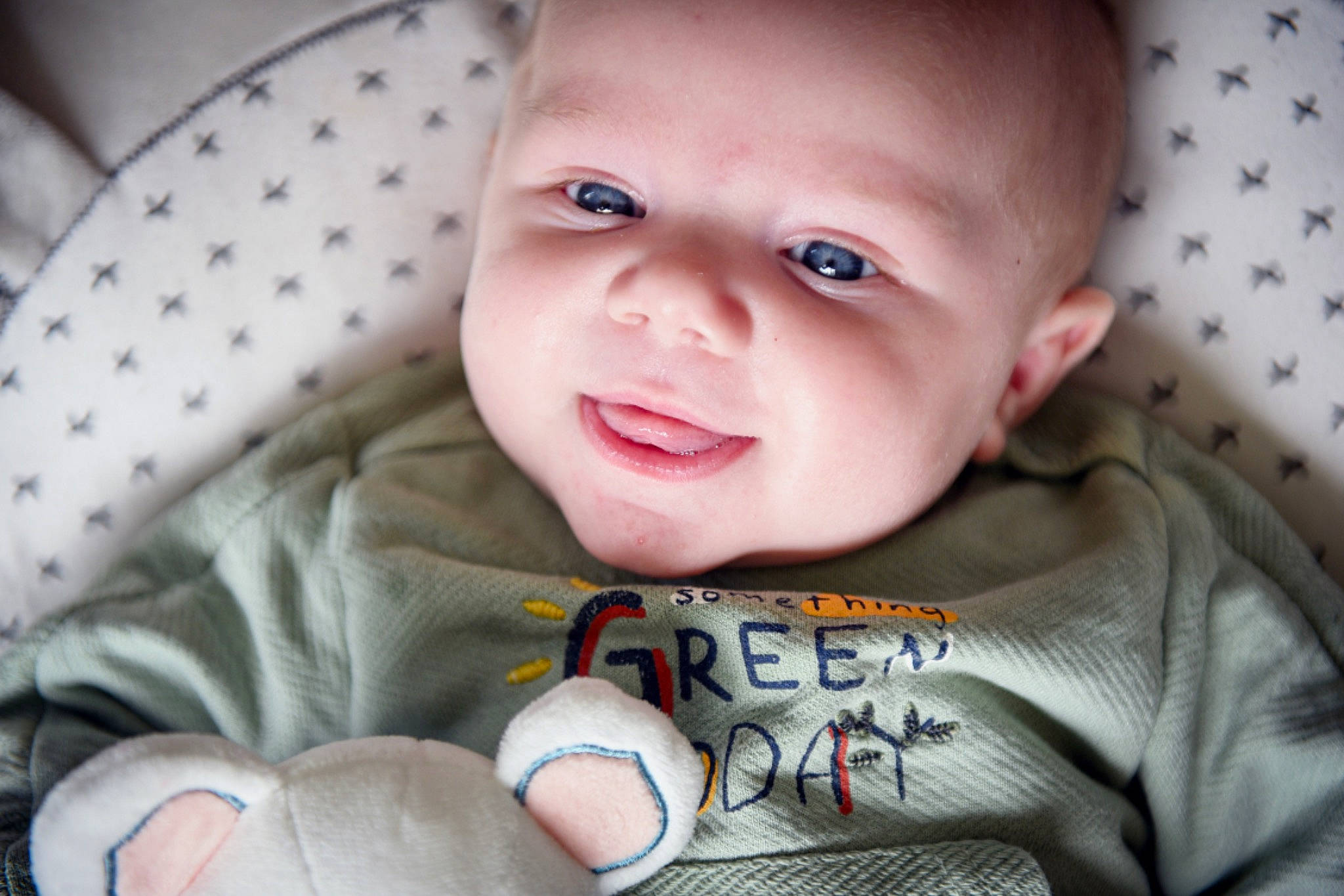 Arthur a rejoint le concours — aidez-le/la à gagner de superbes lots ! baby, baby_toddler_clothing, cheek, chin, comfort, eyebrow, facial_expression, finger, human, human_body, iris, lip, mammal, mouth, nose, person, product, skin, sleeve, smile