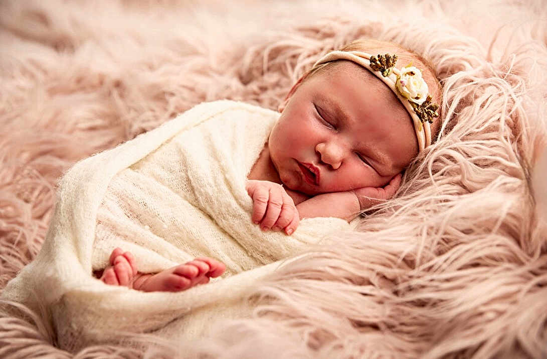 Yonie a rejoint le concours — aidez-le/la à gagner de superbes lots ! newborn, baby, sleeping, wrapped, blanket, headband, floral, pink, fur, soft, cozy, peaceful, resting, infant, cute, portrait, closeup, child, toddler, indoors