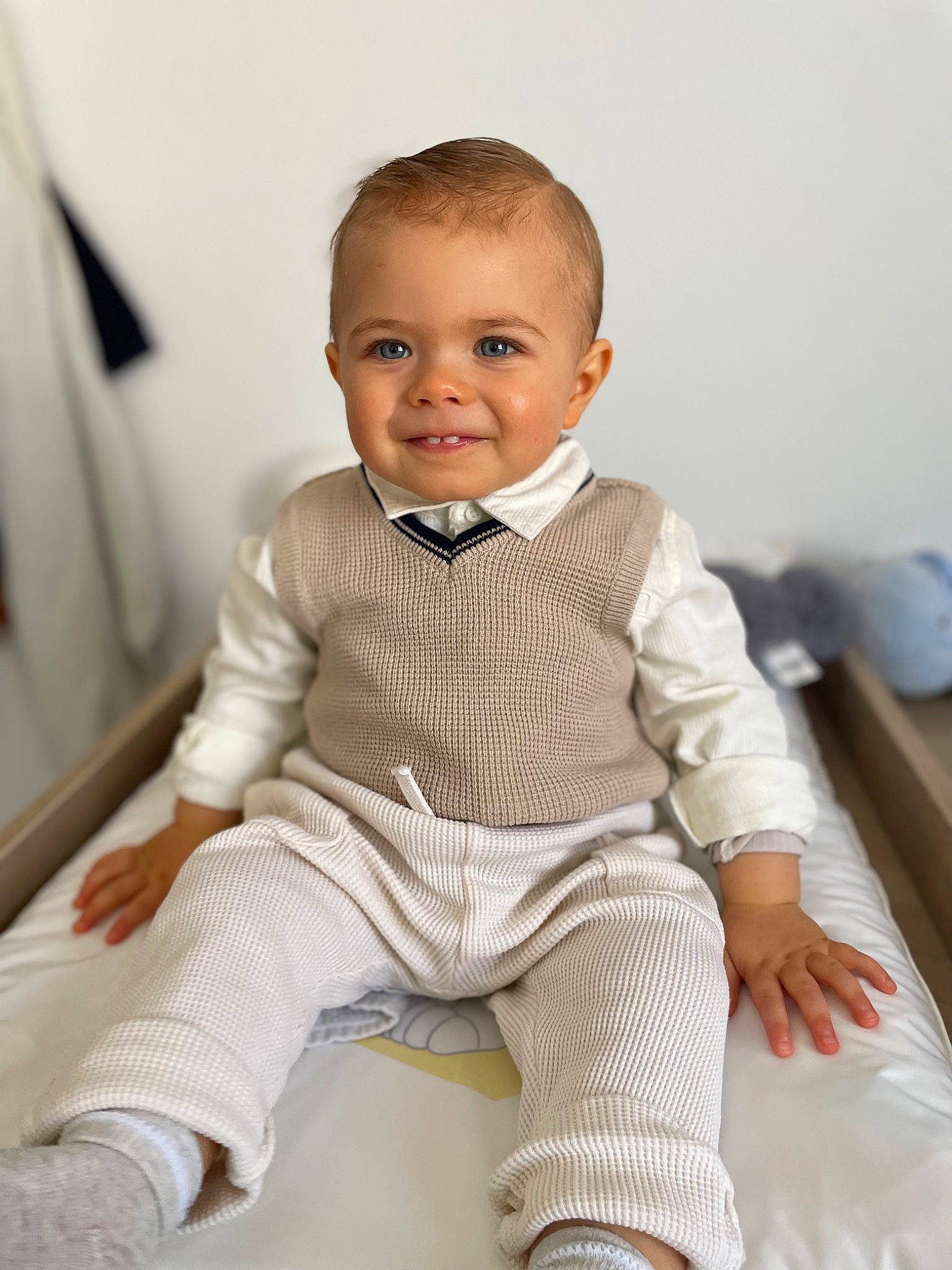 Livio participe au concours pour gagner de l'argent avec cette photo : baby, baby_toddler_clothing, cheek, child, collar, comfort, dress_shirt, fashion_design, happy, head, human_body, joy, knee, long_sleeved_t_shirt, person, sitting, skin, sleeve, smile, sock