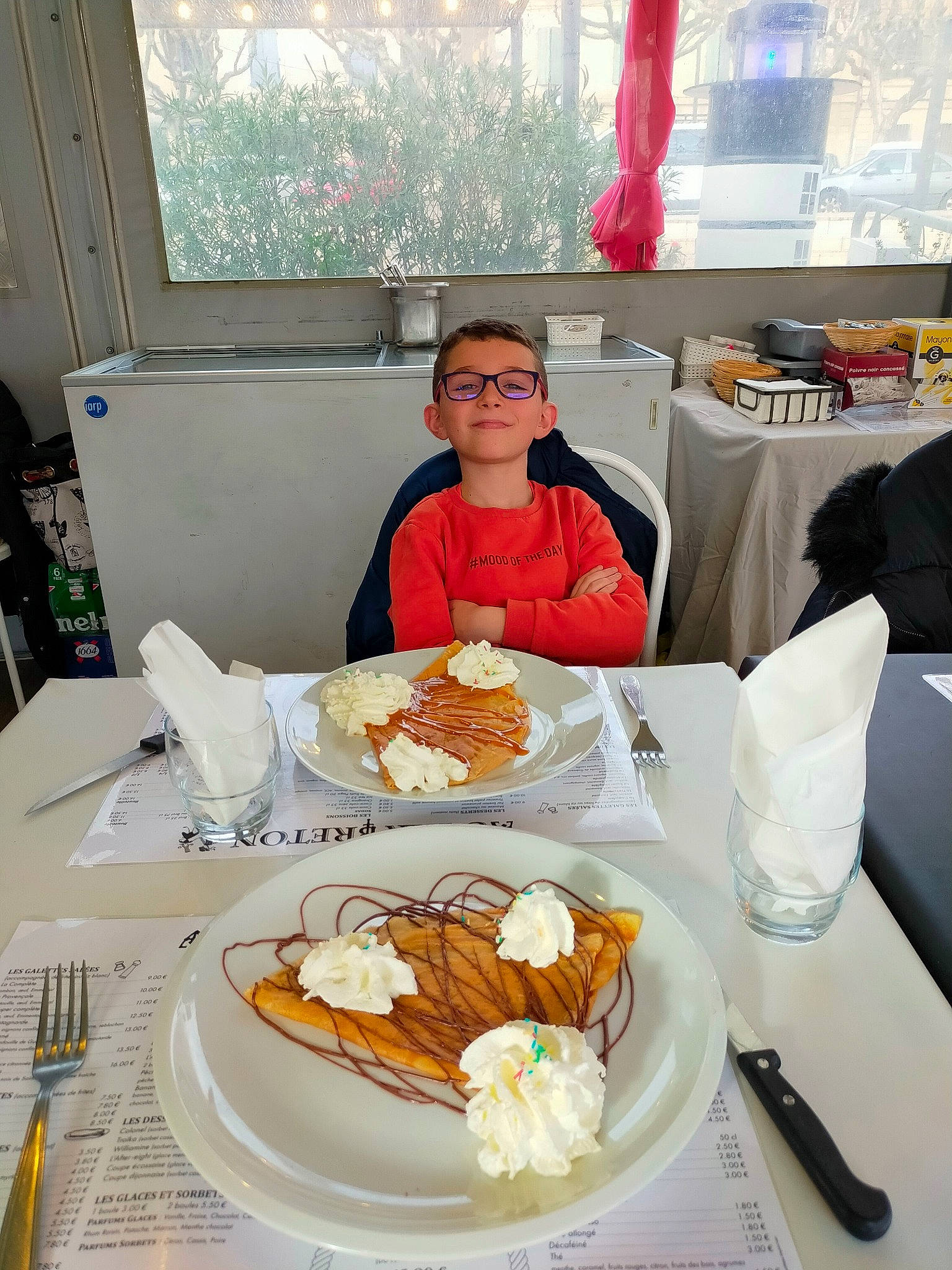 Loan participe au concours pour gagner de l'argent avec cette photo : baked_goods, baking, cake, chair, cuisine, dessert, dish, dishware, food, fork, furniture, ingredient, joy, kitchen_utensil, person, plate, platter, serveware, sweetness, table