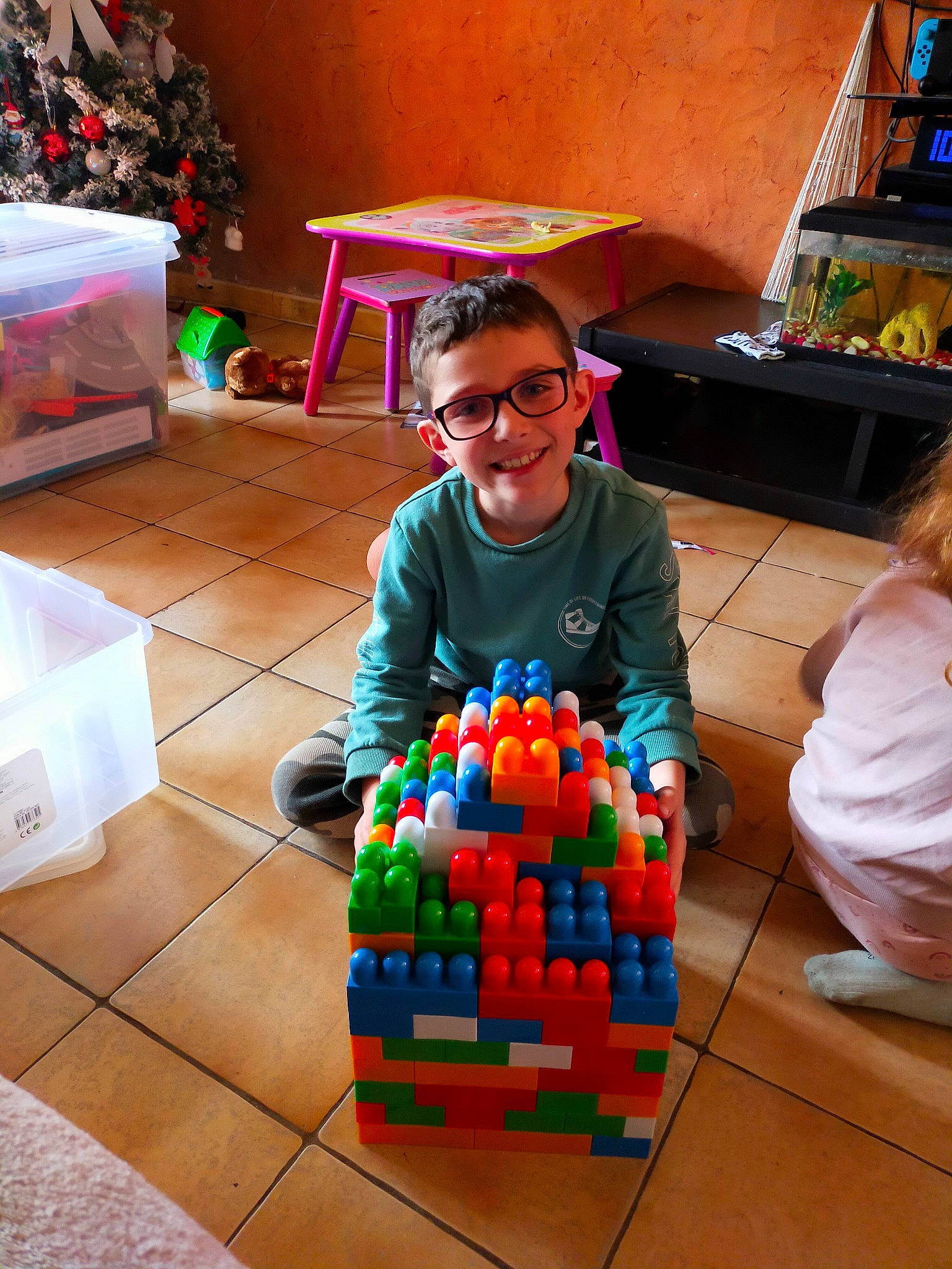 Loan participe au concours pour gagner de l'argent avec cette photo : child, educational_toy, event, floor, flooring, fun, indoor_games_and_sports, joy, lego, leisure, party, person, plastic, play, recreation, room, smile, toddler, toy, toy_block