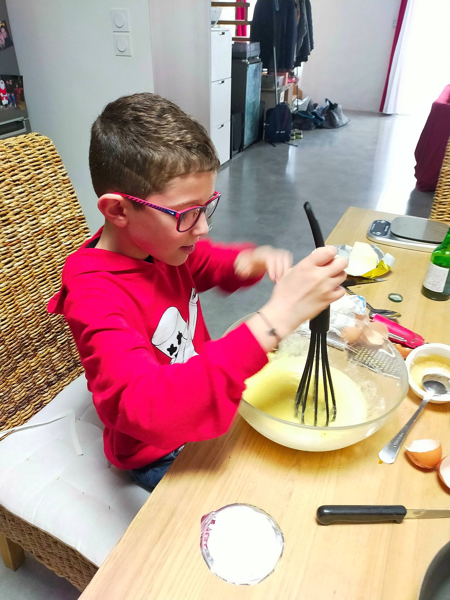 Loan participe au concours pour gagner de l'argent avec cette photo : art, chair, child, desk, engineering, eyewear, fashion_design, furniture, kitchen_utensil, learning, paint, person, plate, play, room, science, table, tableware, toddler, visual_arts