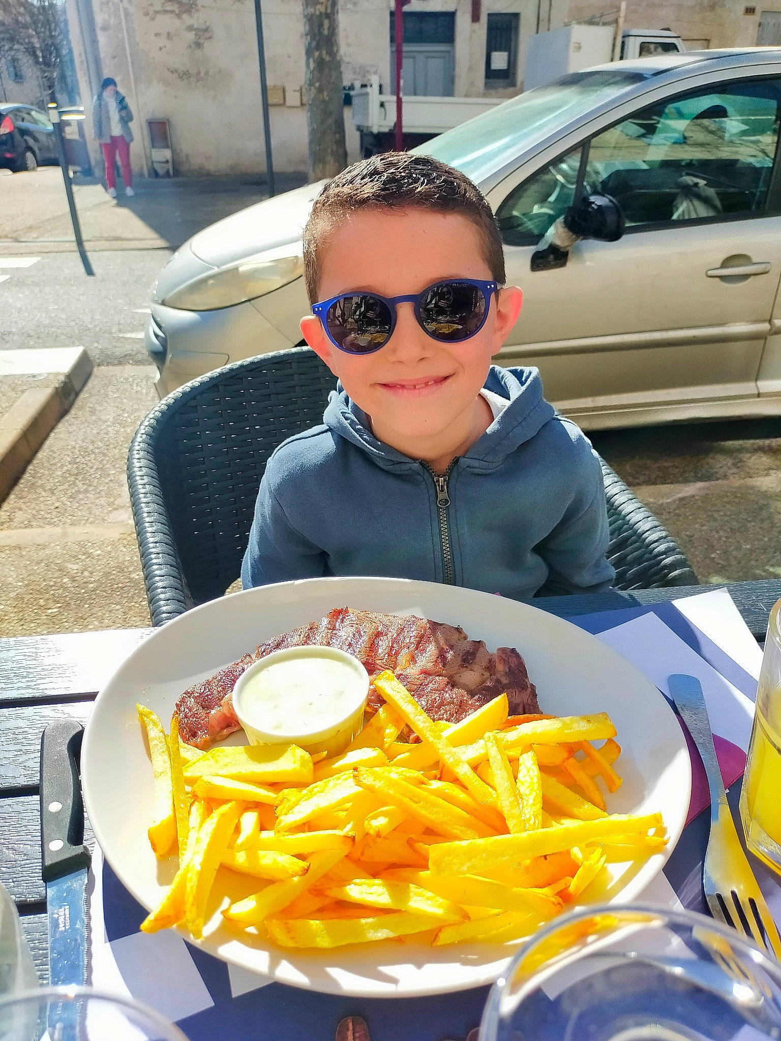 Loan a rejoint le concours — aidez-le/la à gagner de superbes lots ! canadian_cuisine, car, comfort_food, cuisine, dish, eyewear, fast_food, food, french_fries, fried_food, glasses, goggles, ingredient, joy, person, plate, smile, sunglasses, table, tableware