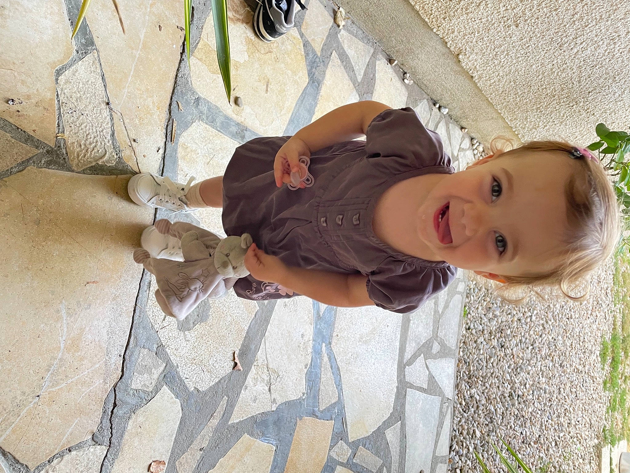 Naya participe au concours pour gagner de l'argent avec cette photo : baby, baby_toddler_clothing, child, dress, fun, grass, happy, human_body, joy, leaf, leisure, mammal, pattern, person, plant, sitting, skin, smile, toddler, tree