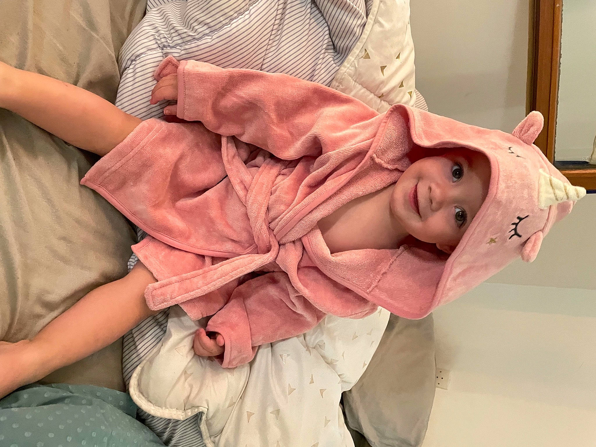 Naya participe au concours pour gagner de l'argent avec cette photo : abdomen, art, baby, baby_toddler_clothing, chest, child, clothing, comfort, flesh, headwear, human_leg, joint, joy, knee, magenta, peach, person, pink, skin, sleeve