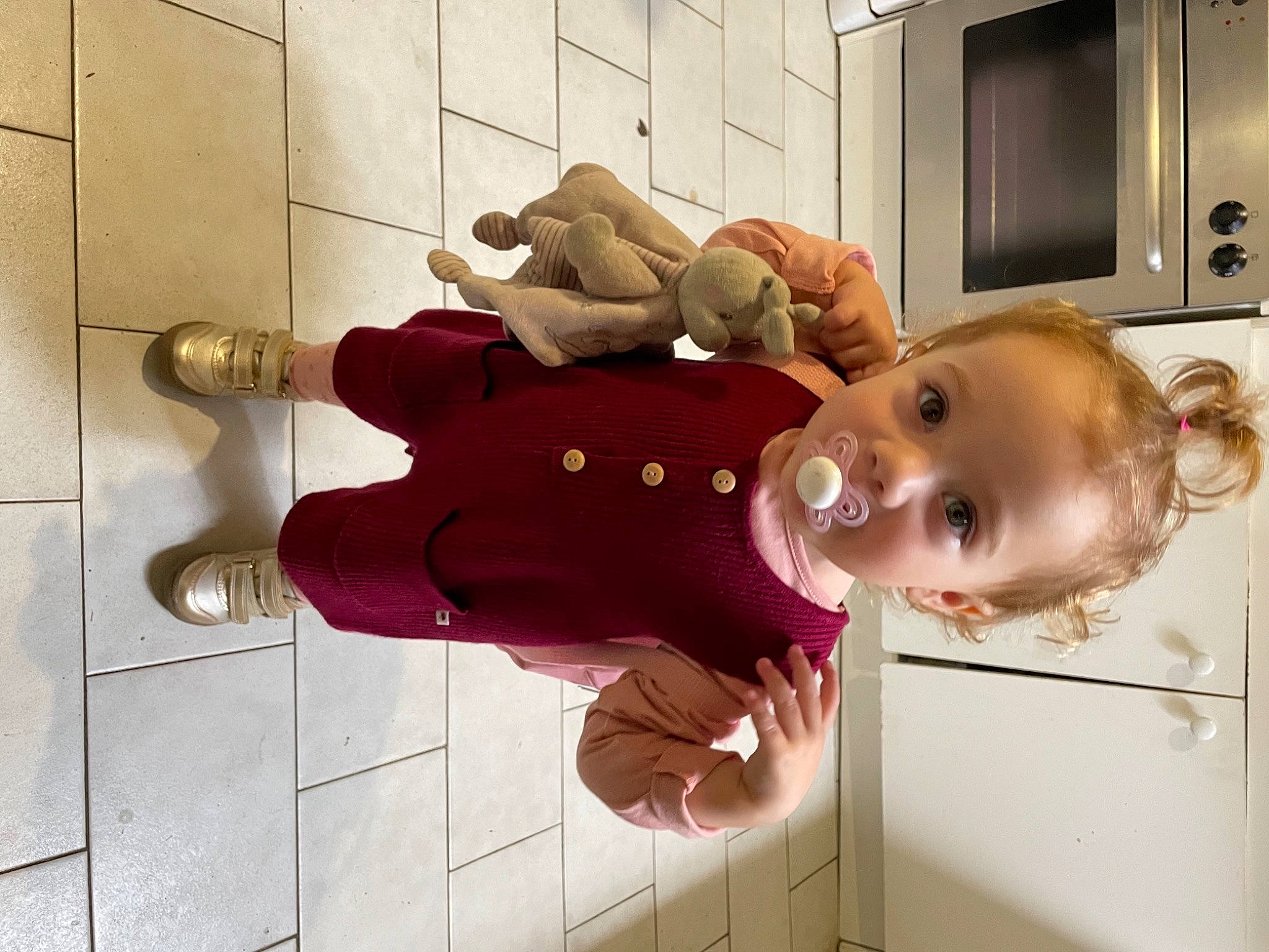 Naya participe au concours pour gagner de l'argent avec cette photo : arm, baby, baby_products, baby_toddler_clothing, cabinetry, carmine, child, floor, flooring, fun, happy, hardwood, home_appliance, house, kitchen, kitchen_appliance, person, room, smile, toddler