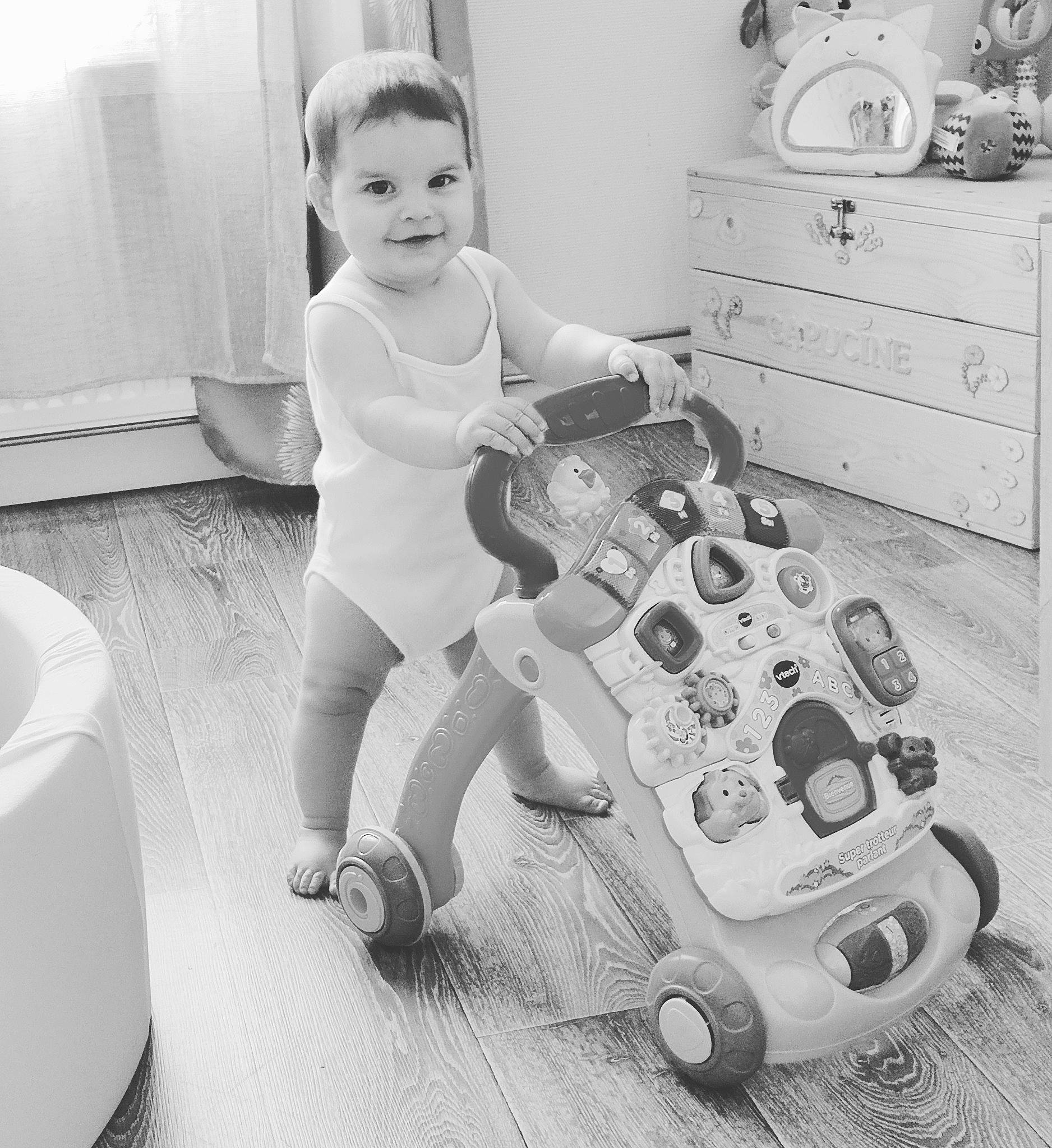 Capucine participe au concours pour gagner de l'argent avec cette photo : baby, black, black_and_white, cabinetry, child, clock, drawer, flooring, fun, joy, leg, machine, monochrome, monochrome_photography, person, photograph, product, snapshot, standing, style