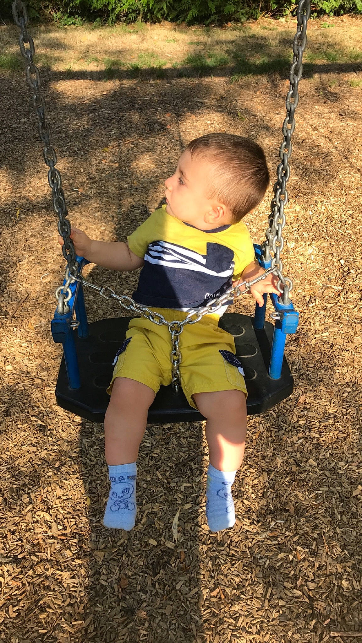 Tiago a rejoint le concours — aidez-le/la à gagner de superbes lots ! child, climbing_harness, leg, outdoor_play_equipment, person, play, playground, public_space, swing, toddler