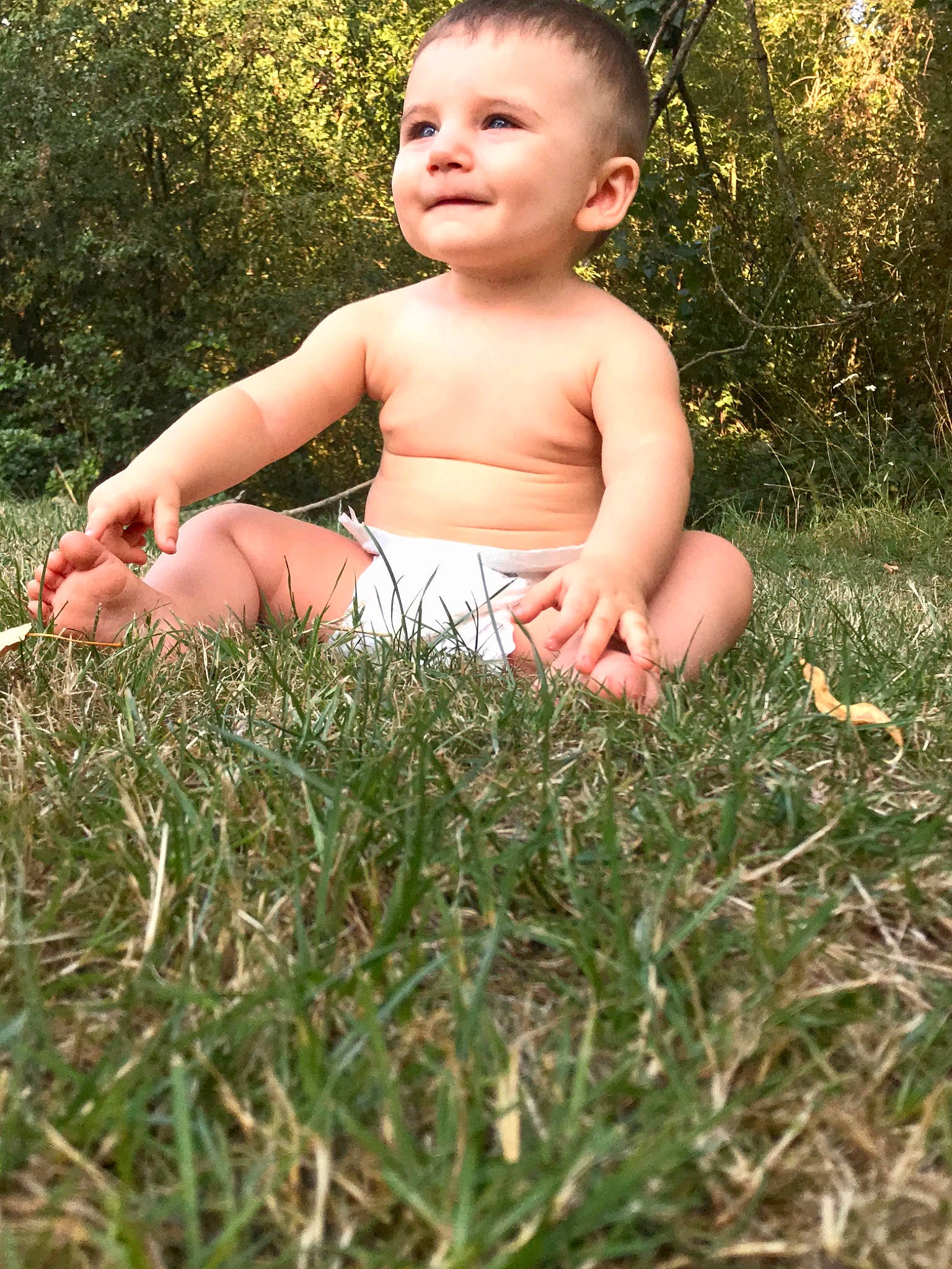 Tiago a rejoint le concours — aidez-le/la à gagner de superbes lots ! baby, child, face, fawn, fun, grass, grass_family, happy, head, joy, leg, meadow, people_in_nature, person, plant, sitting, skin, smile, summer, toddler