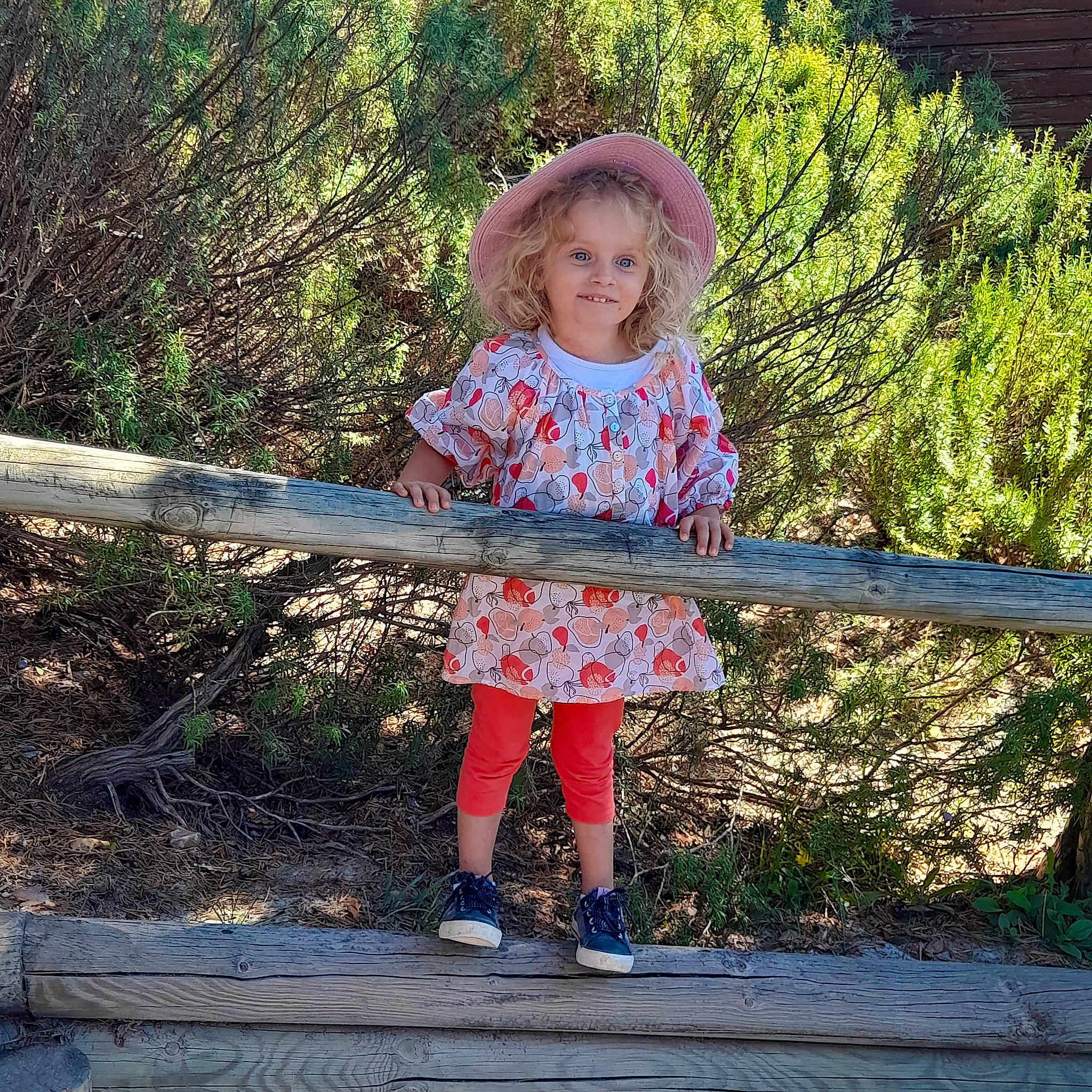 Lyzea participe au concours pour gagner de l'argent avec cette photo : child, fun, grass, hairstyle, happy, head, human_body, joy, leisure, pattern, people_in_nature, person, plant, recreation, sitting, sleeve, smile, standing, t_shirt, toddler