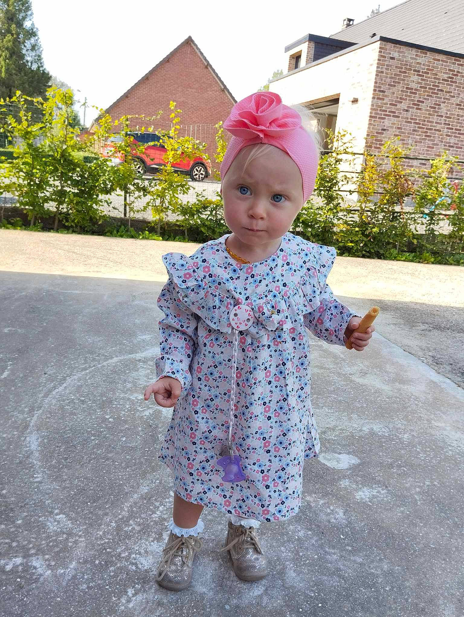 Syhanna a rejoint le concours — aidez-le/la à gagner de superbes lots ! asphalt, baby, baby_toddler_clothing, child, face, fun, grass, headwear, house, leaf, magenta, pattern, person, pink, plant, road_surface, sky, sleeve, standing, toddler