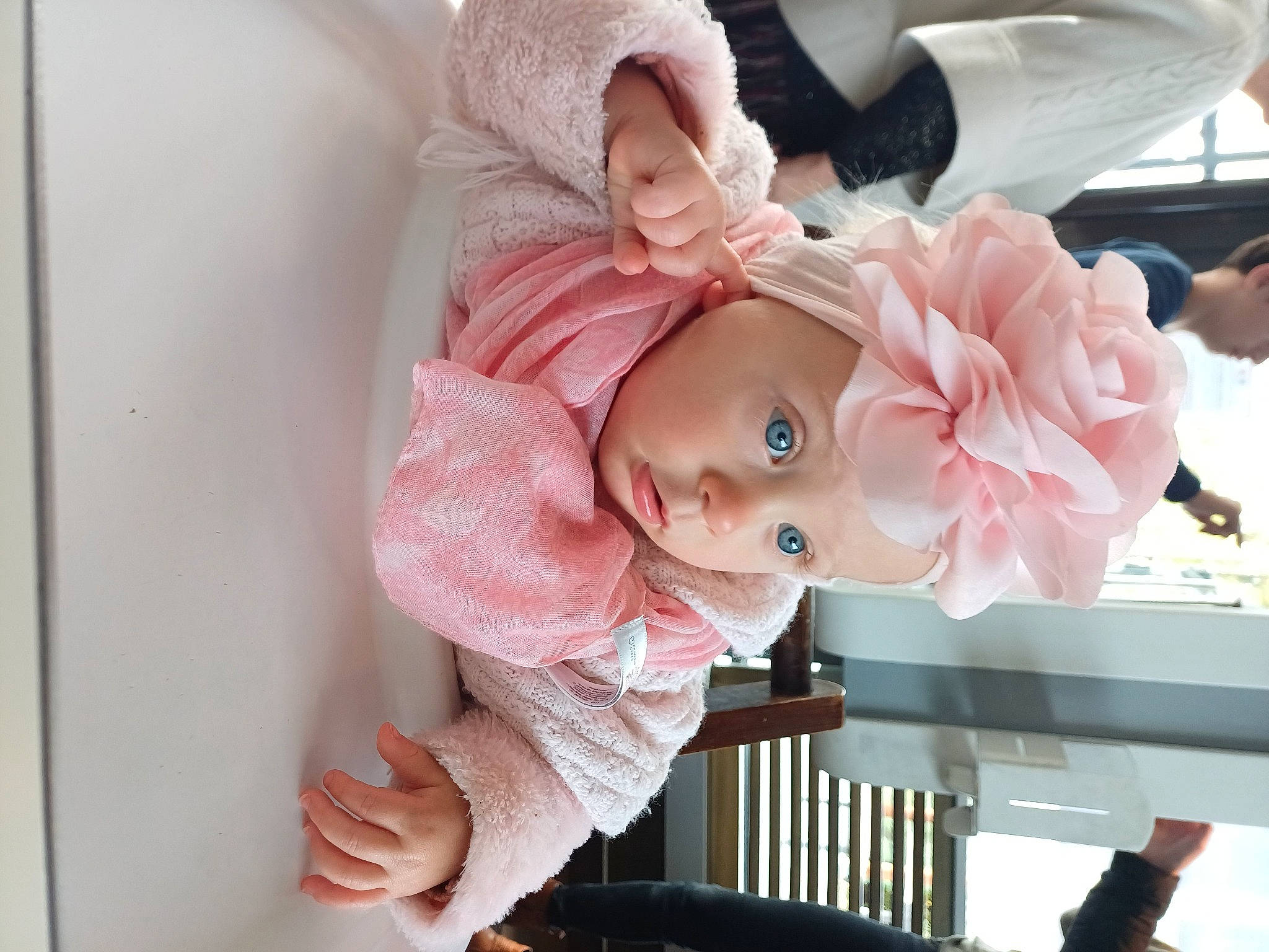 Syhanna a rejoint le concours — aidez-le/la à gagner de superbes lots ! baby, baby_products, baby_toddler_clothing, cheek, child, event, fashion_accessory, happy, headwear, magenta, peach, person, petal, pink, plant, room, rose, rose_family, rose_order, sitting