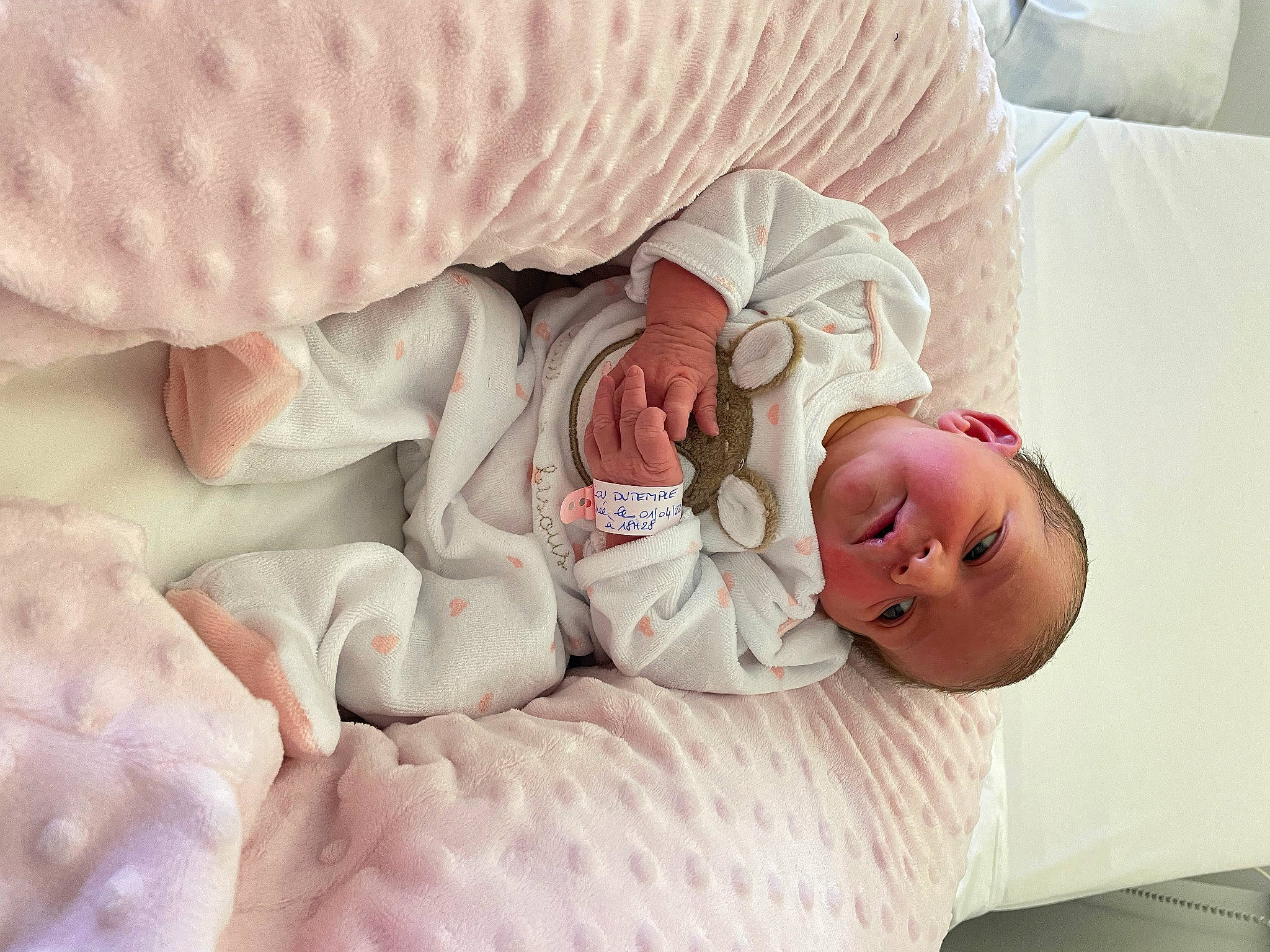 Lou a rejoint le concours — aidez-le/la à gagner de superbes lots ! arm, baby, baby_sleeping, baby_toddler_clothing, cheek, comfort, eye, facial_expression, finger, gesture, hand, head, headgear, human_body, joint, leg, mouth, person, pink, skin