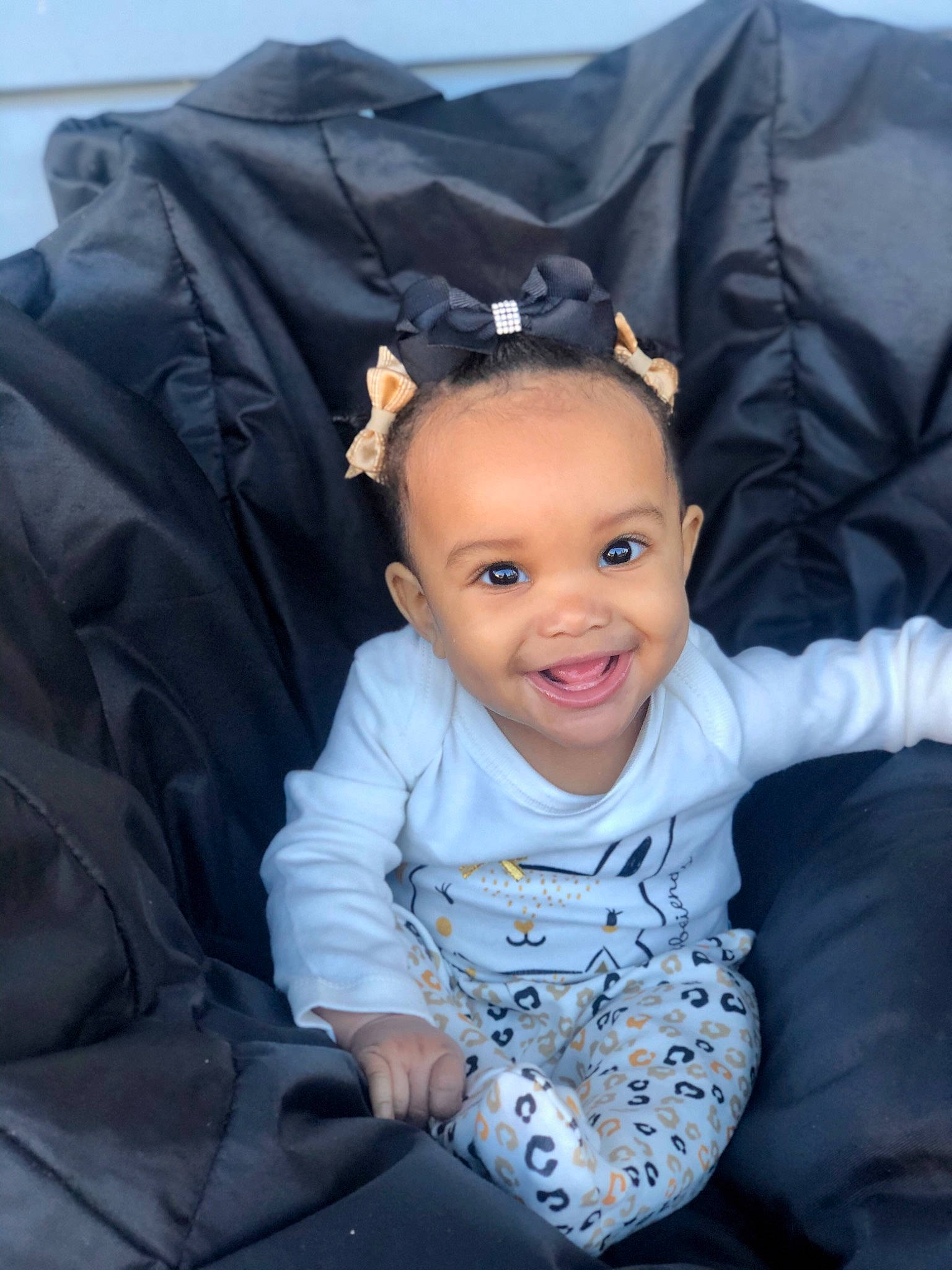 Elle is registered to the contest to win money with this photo: arm, baby, baby_laughing, baby_toddler_clothing, cheek, child, comfort, cool, facial_expression, finger, hair_accessory, happy, human_body, joy, laugh, mouth, nose, person, sitting, sleeve