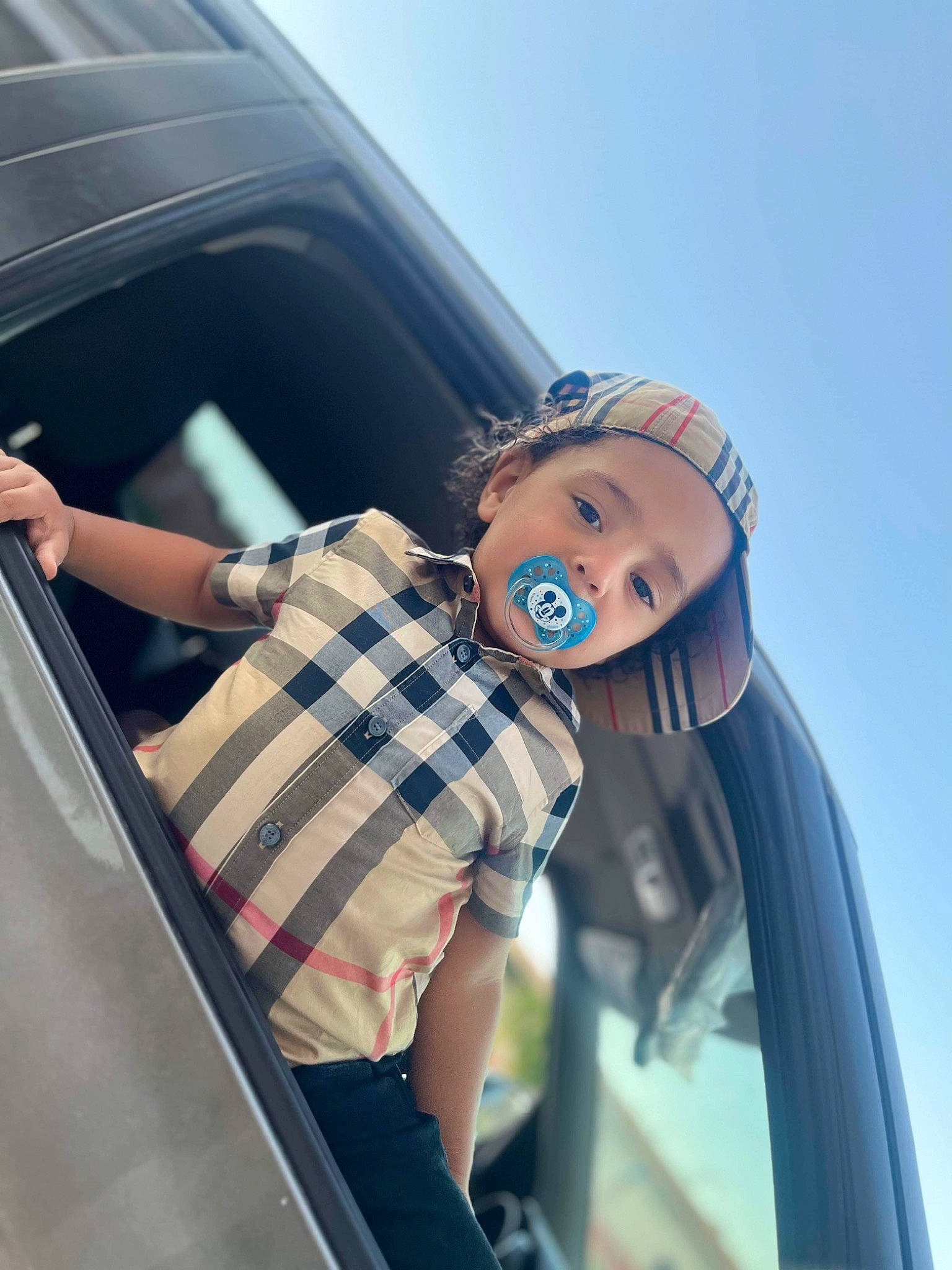 Imrân participe au concours pour gagner de l'argent avec cette photo : auto_part, automotive_design, automotive_exterior, automotive_lighting, automotive_window_part, doll, electric_blue, eyewear, family_car, fashion_design, fun, hood, luxury_vehicle, motor_vehicle, person, personal_luxury_car, sky, tints_and_shades, toy, vehicle_door