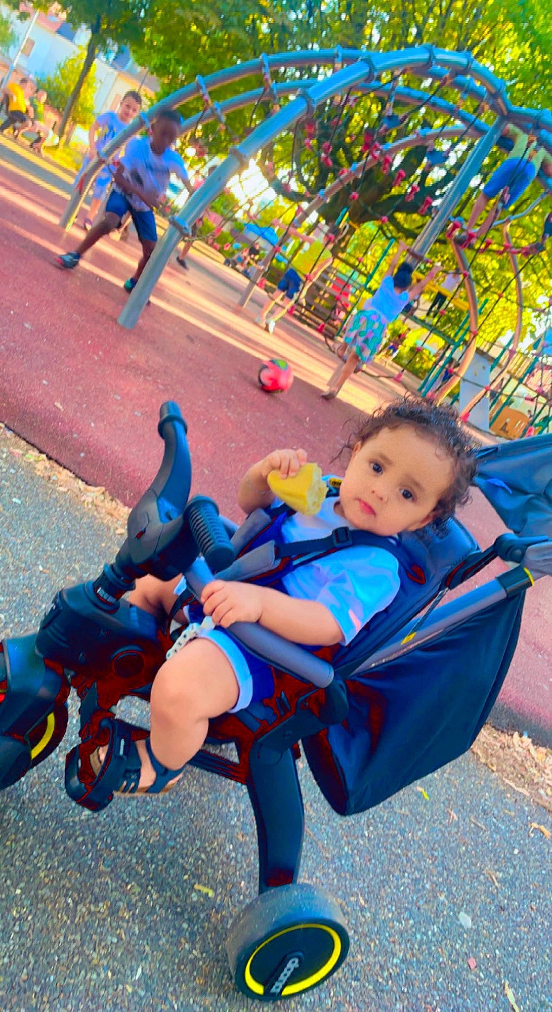 Imrân participe au concours pour gagner de l'argent avec cette photo : baby, blue, blurred, child, city, electric_blue, fun, happy, human_settlement, leg, leisure, nonbuilding_structure, outdoor_play_equipment, person, plant, playground, recreation, snapshot, summer, toddler