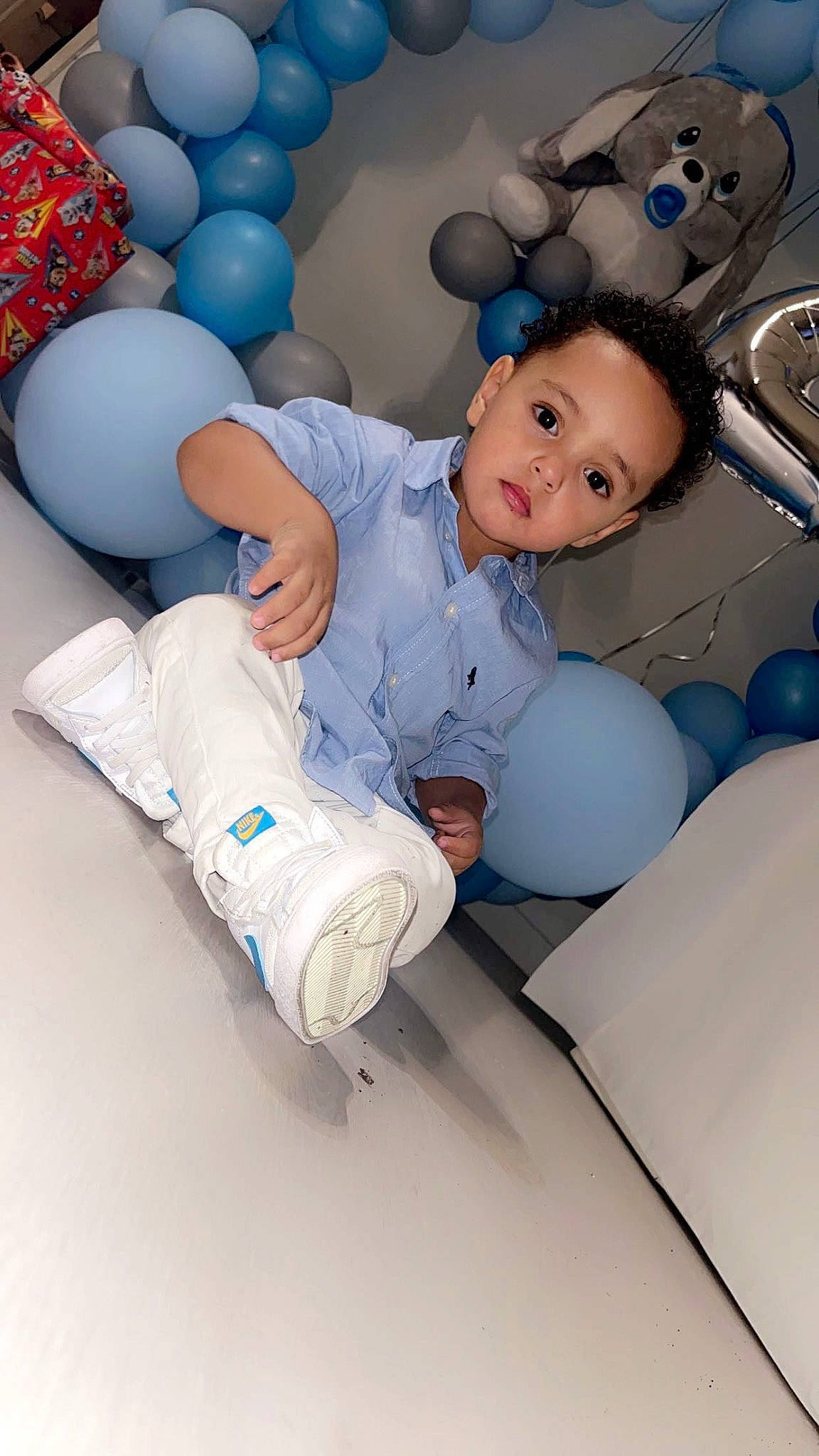 Imrân a rejoint le concours — aidez-le/la à gagner de superbes lots ! arm, automotive_design, baby, balloon, child, comfort, flash_photography, fun, happy, human_leg, knee, party_supply, person, room, service, sitting, toddler