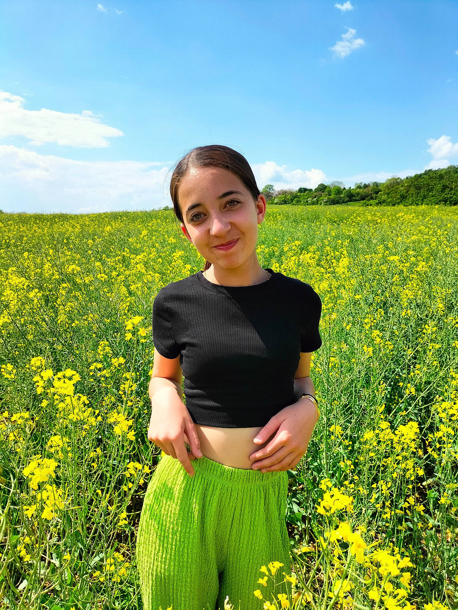 Maëlle participe au concours pour gagner de l'argent avec cette photo : agriculture, cloud, ecoregion, flower, grass, grassland, green, happy, joy, meadow, natural_landscape, people_in_nature, person, plain, plant, sky, sleeve, smile, summer, t_shirt
