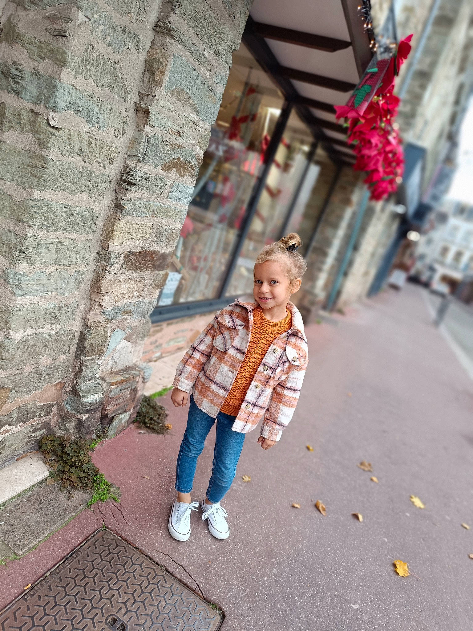 Surya participe au concours pour gagner de l'argent avec cette photo : child, city, denim, fun, jeans, joy, leisure, pattern, pedestrian, person, plaid, recreation, road, road_surface, sidewalk, sitting, street, temple, toddler, tourism
