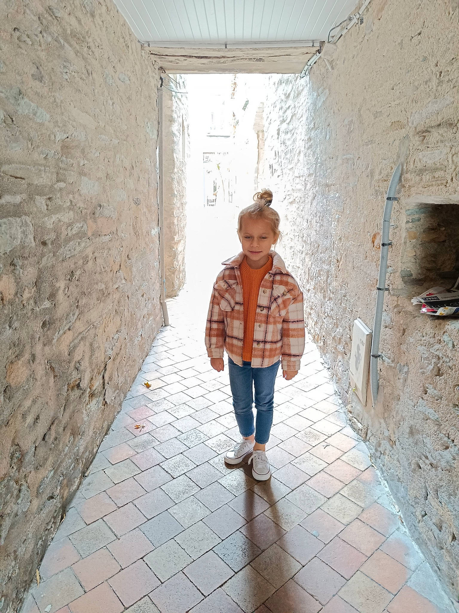 Surya a rejoint le concours — aidez-le/la à gagner de superbes lots ! alley, brick, brickwork, child, cobblestone, concrete, door, flooring, joy, pattern, person, plaid, road, road_surface, shadow, stock_photography, street, symmetry, temple, tints_and_shades