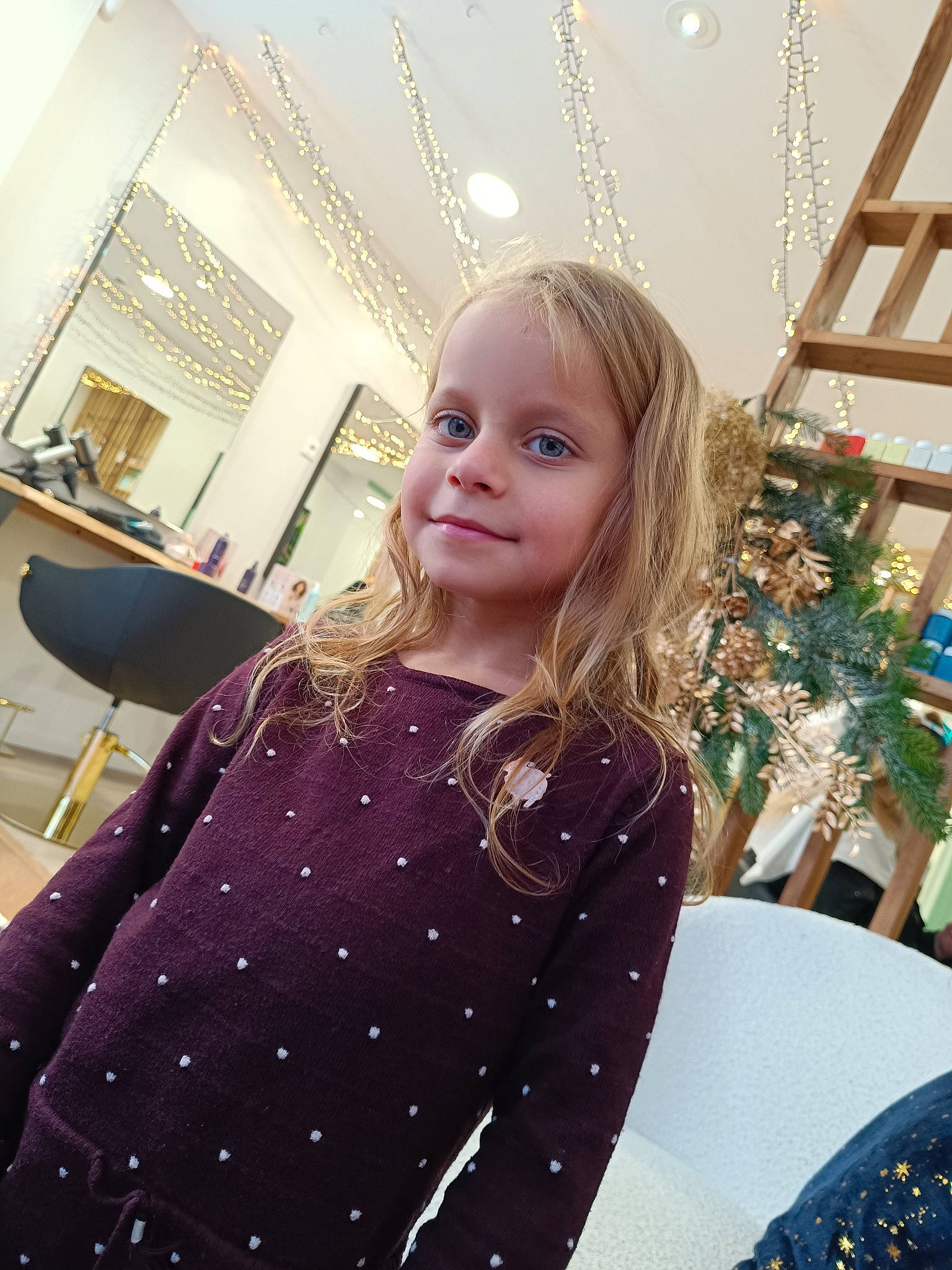 Surya participe au concours pour gagner de l'argent avec cette photo : blond, brown_hair, chair, child, event, fashion_accessory, fashion_design, formal_wear, fun, hairstyle, happy, holiday, joy, long_hair, pattern, person, plaid, sitting, sleeve, smile