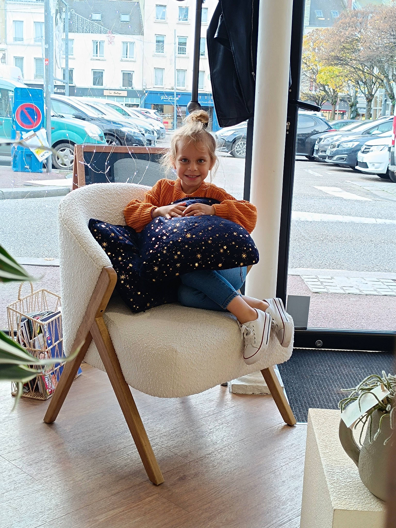 Surya participe au concours pour gagner de l'argent avec cette photo : car, chair, city, comfort, eyewear, fashion_accessory, folding_chair, foot, human_leg, joy, knee, leisure, outdoor_furniture, person, room, sandal, sitting, t_shirt, thigh, vacation