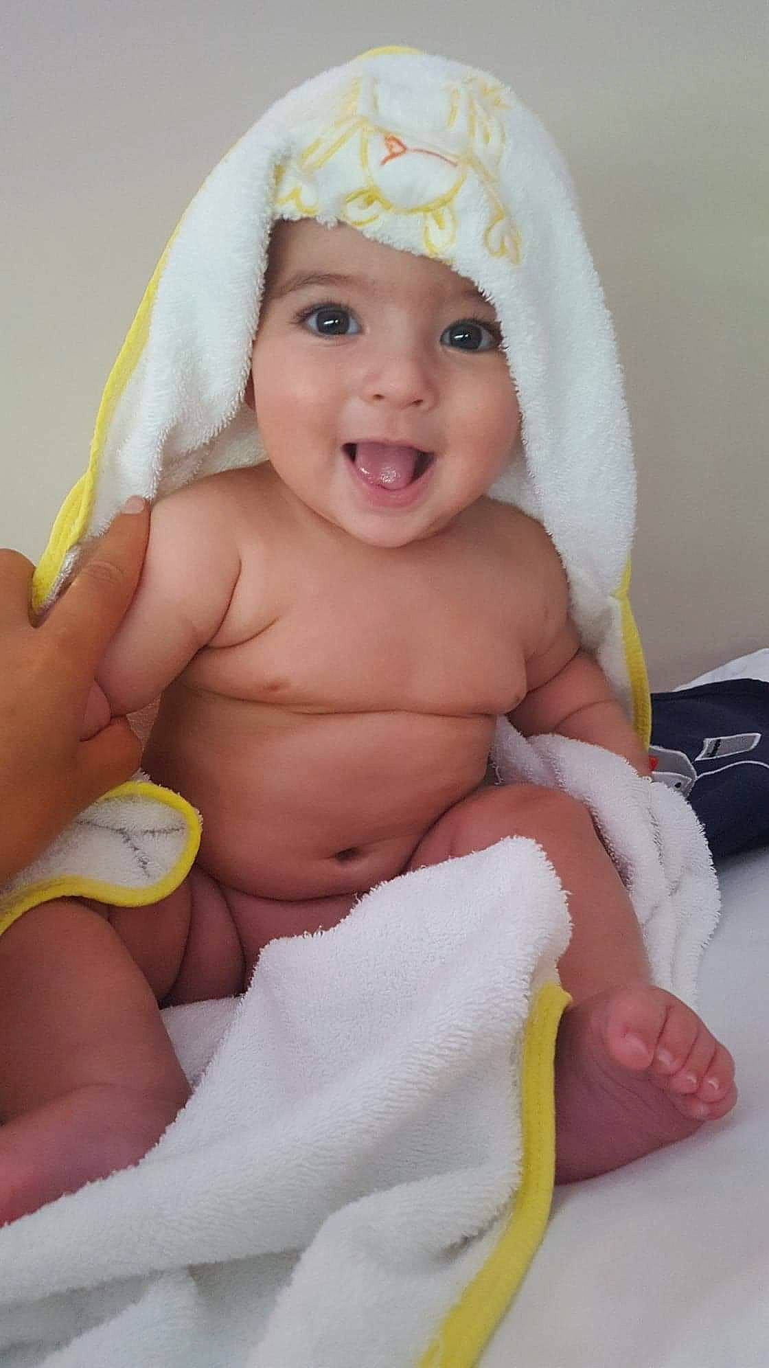 Martim a rejoint le concours — aidez-le/la à gagner de superbes lots ! child, finger, girl, hair_accessory, hand, infant, leg, person, product, skin, smile, toddler, yellow