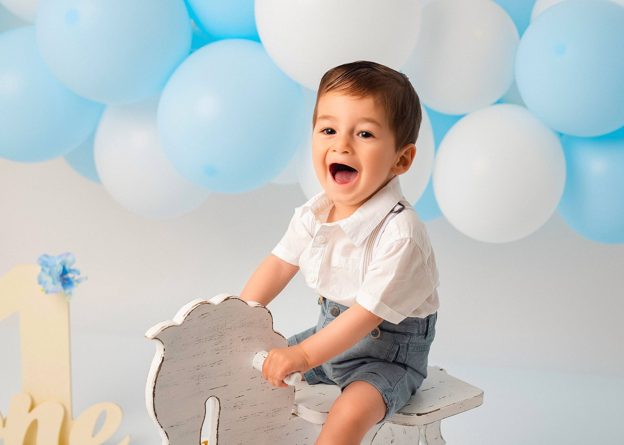 Ayaz a rejoint le concours — aidez-le/la à gagner de superbes lots ! baby, baby_toddler_clothing, balloon, child, facial_expression, finger, flash_photography, fun, gesture, happy, human, person, photograph, pink, playing_with_kids, product, sleeve, smile, standing, toddler