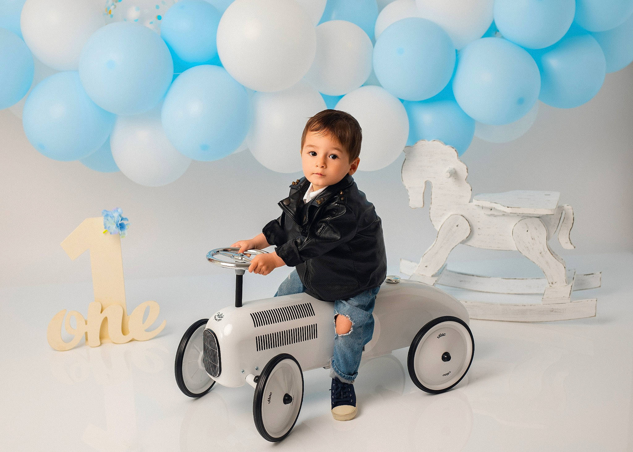 Ayaz participe au concours pour gagner de l'argent avec cette photo : automotive_design, automotive_tire, balloon, child, flash_photography, font, fun, gesture, happy, human, motor_vehicle, party_supply, person, photograph, product, rolling, snapshot, tire, vehicle, wheel