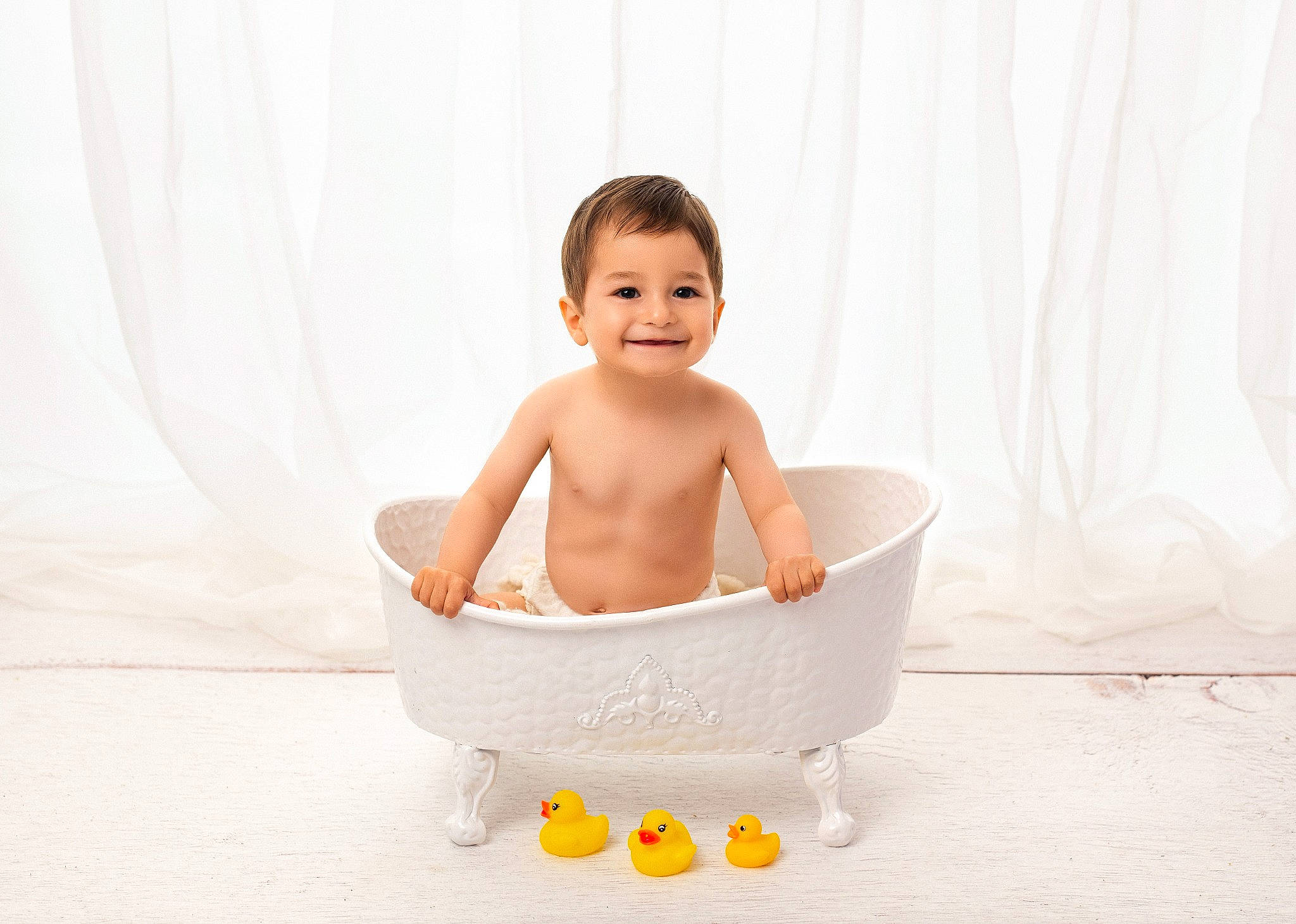 Ayaz participe au concours pour gagner de l'argent avec cette photo : arm, baby, barefoot, bathing, bathtub, child, comfort, elbow, flash_photography, floor, flooring, foot, gesture, happy, human_body, jaw, joy, person, smile, toddler