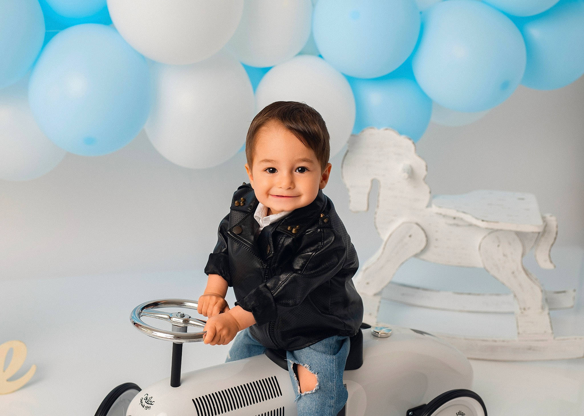 Ayaz participe au concours pour gagner de l'argent avec cette photo : baby, baby_toddler_clothing, balloon, beauty, child, design, electric_blue, event, flash_photography, fun, happy, joy, light, party_supply, person, photograph, product, smile, snapshot, standing