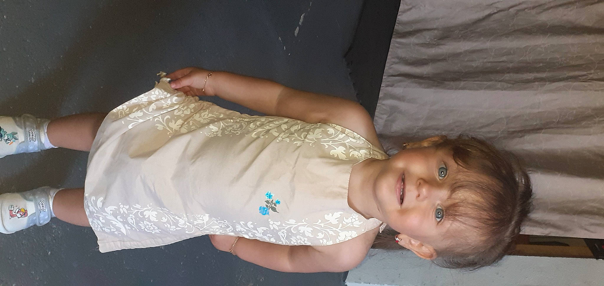 Layla participe au concours pour gagner de l'argent avec cette photo : abdomen, baby_toddler_clothing, chest, child, comfort, dress, elbow, fun, happy, human_leg, jewellery, joy, person, smile, toddler, trunk, wrist