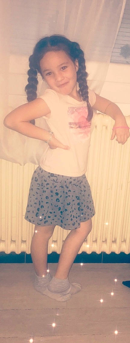 Alliyah a rejoint le concours — aidez-le/la à gagner de superbes lots ! abdomen, arm, child, clothing, dress, fashion, human_body, human_leg, joint, joy, knee, leg, long_hair, pattern, person, pink, polka_dot, shorts, shoulder, thigh