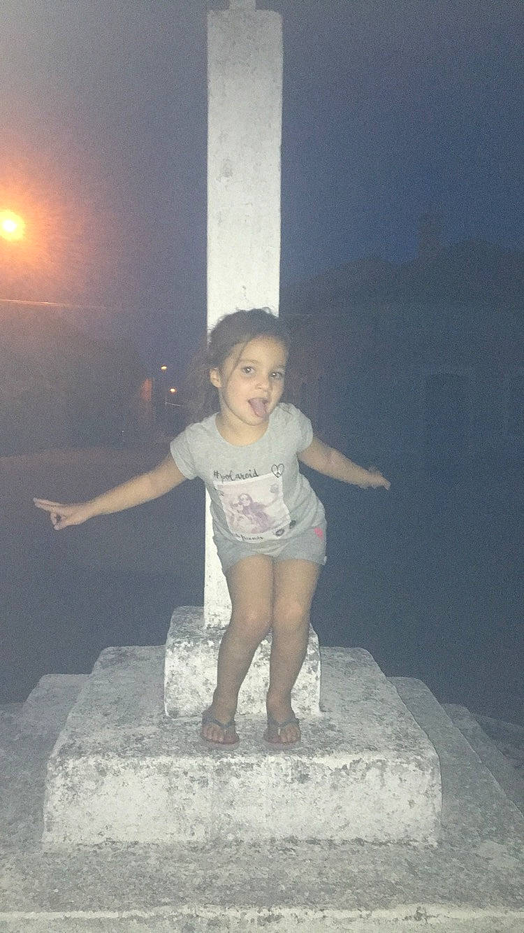 Alliyah participe au concours pour gagner de l'argent avec cette photo : child, fun, happy, leg, person, photograph, photography, smile, snapshot, standing, vacation