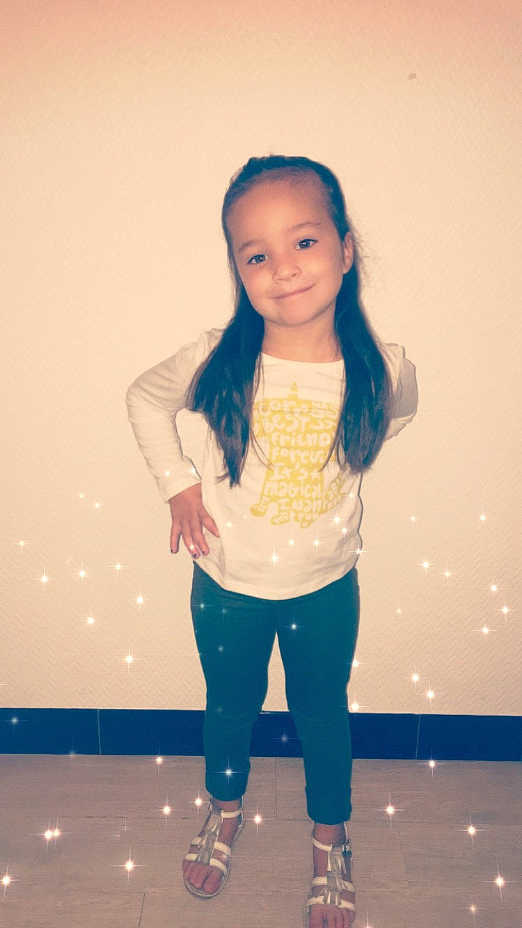 Alliyah a rejoint le concours — aidez-le/la à gagner de superbes lots ! blue, child, child_model, face, fun, happy, head, jeans, joy, outerwear, person, photography, skin, smile, standing, t_shirt, toddler, water, yellow