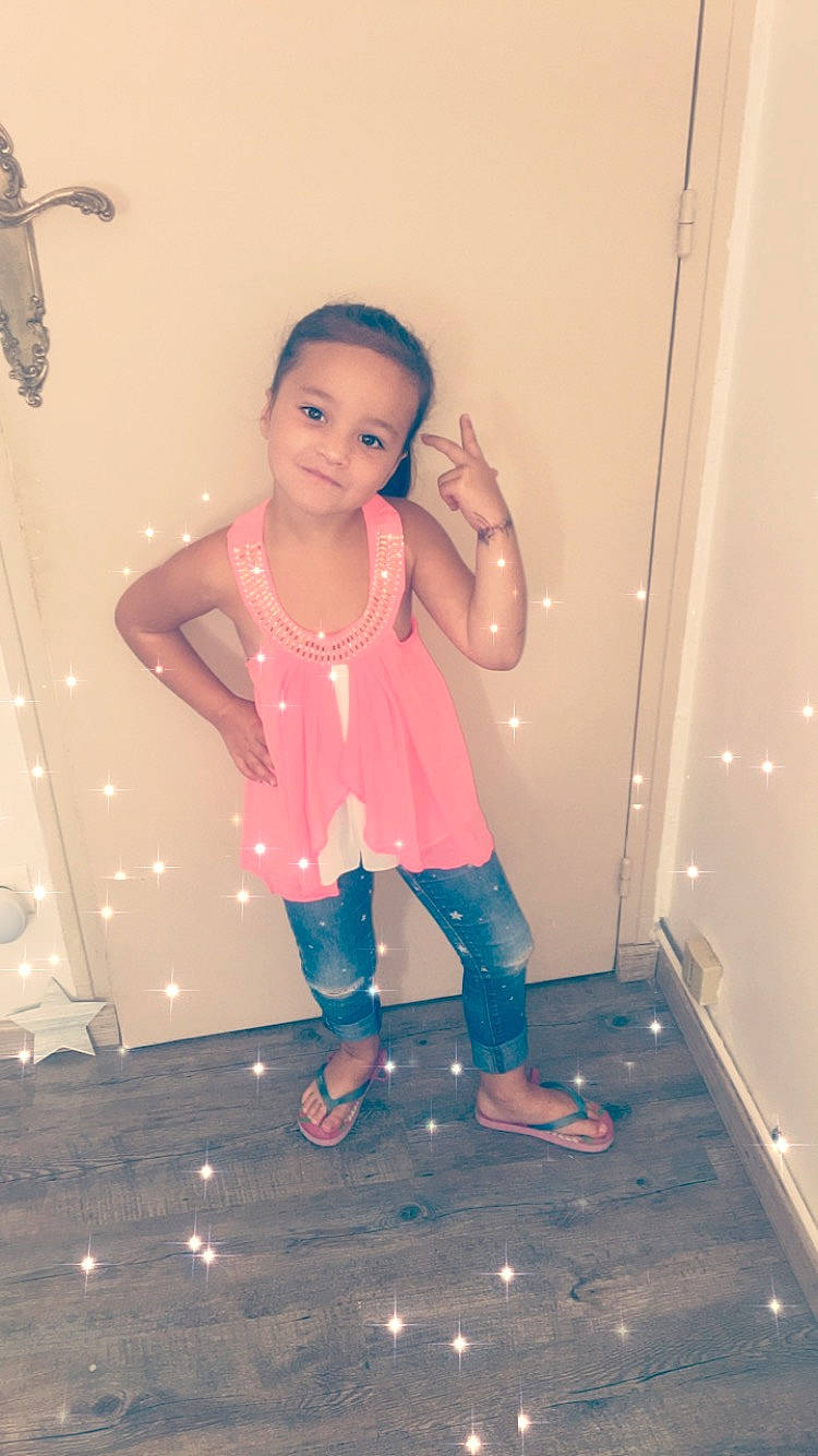 Alliyah participe au concours pour gagner de l'argent avec cette photo : bathing, child, fun, happy, joy, person, pink, plumbing_fixture, room, skin, smile, standing, toddler