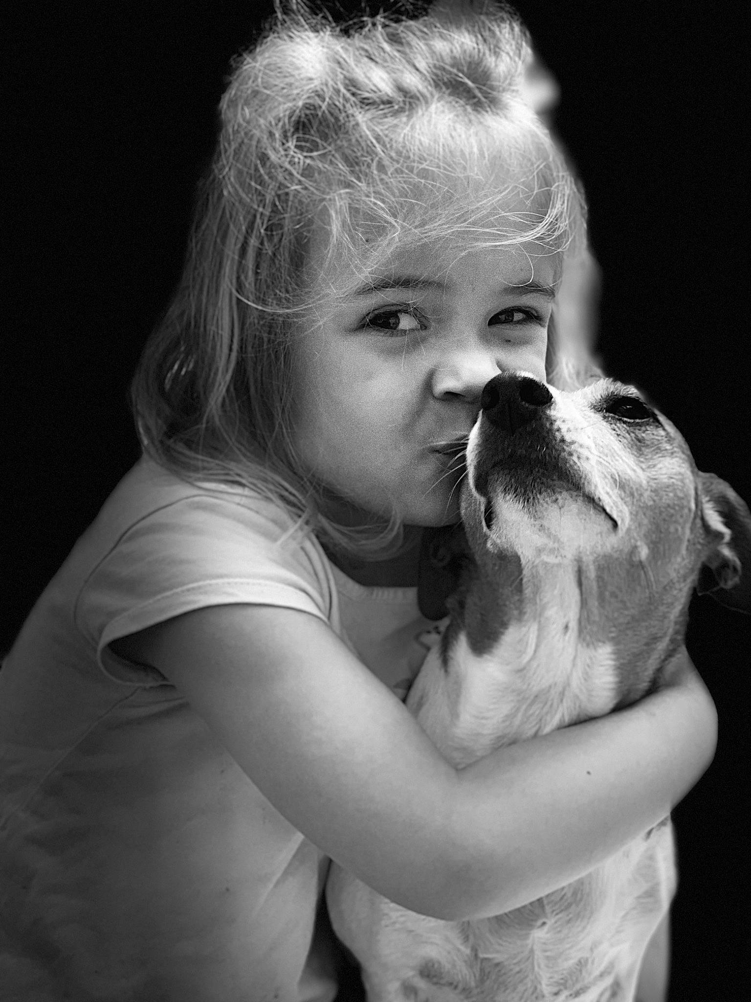 Emmy participe au concours pour gagner de l'argent avec cette photo : black, black_and_white, blond, canidae, child, companion_dog, dog, human, monochrome, monochrome_photography, nose, photograph, photography, portrait, puppy, puppy_love, style, toddler