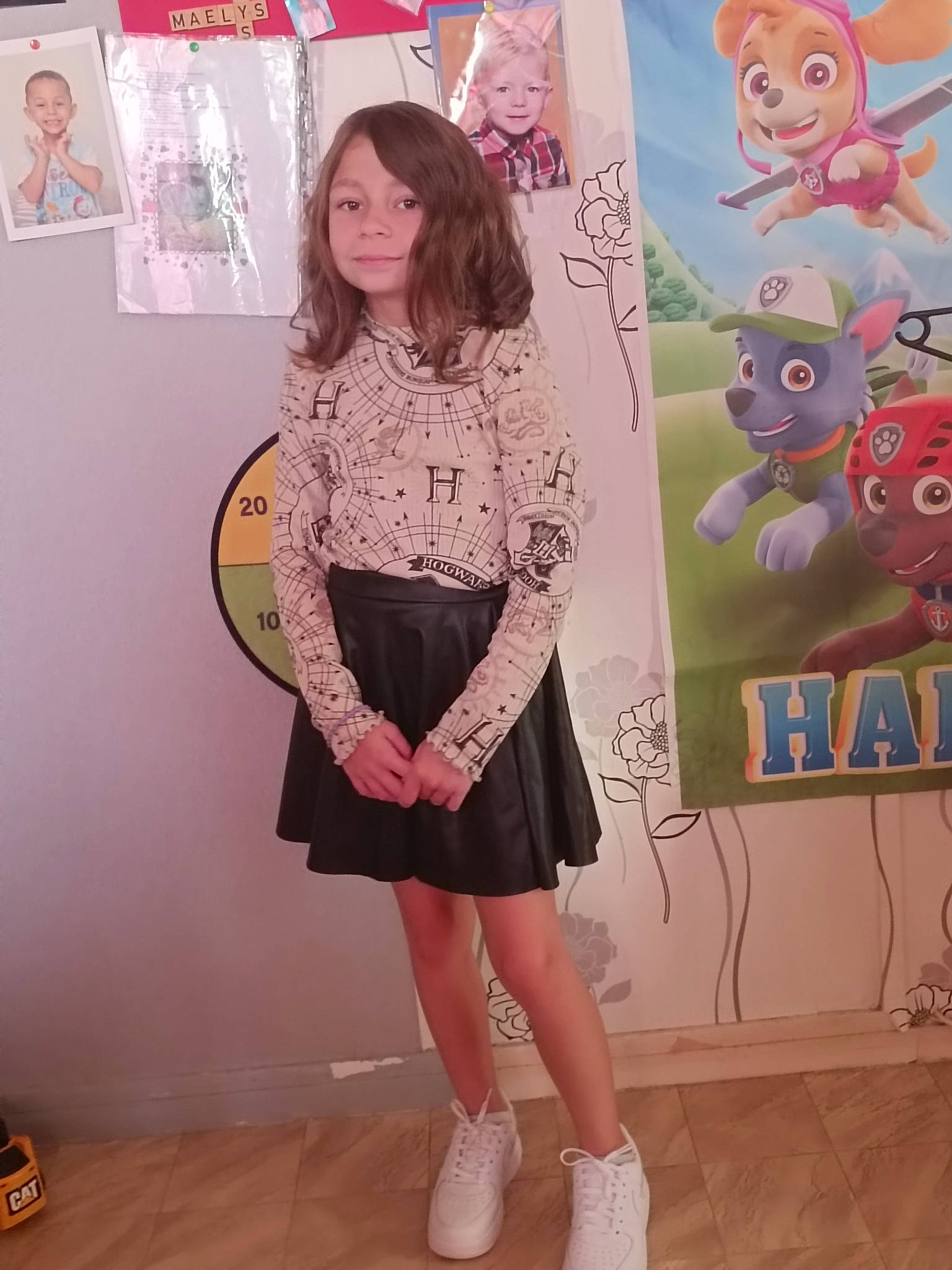 Mya participe au concours pour gagner de l'argent avec cette photo : art, blond, cool, costume, event, eyewear, fashion_design, human_leg, joy, knee, leg, magenta, pattern, person, pink, purple, sleeve, style, textile, thigh