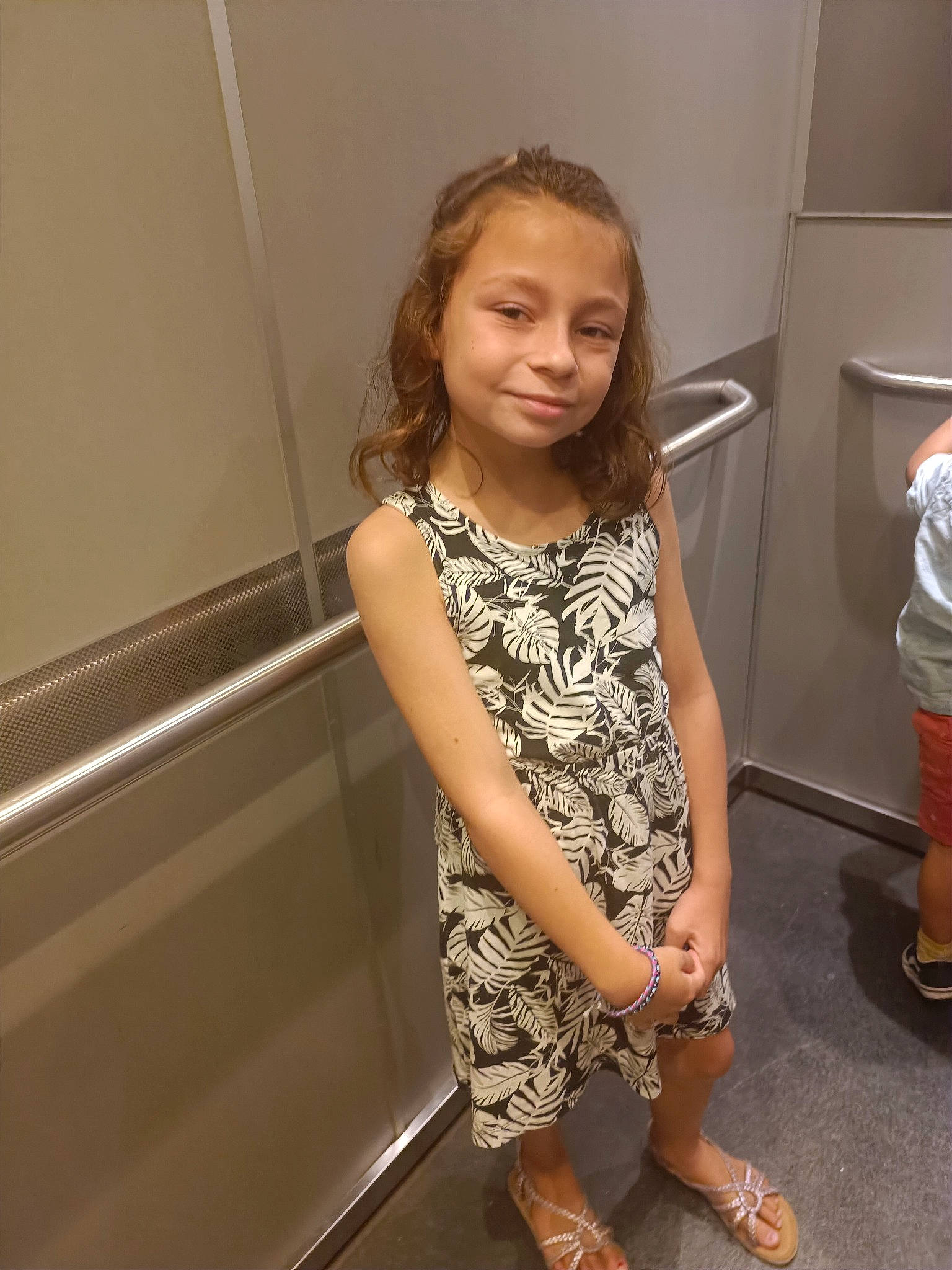 Mya participe au concours pour gagner de l'argent avec cette photo : brown_hair, child, day_dress, elbow, fashion_design, flooring, fun, happy, human_leg, joint, joy, knee, long_hair, one_piece_garment, pattern, person, room, shoulder, sleeve, smile